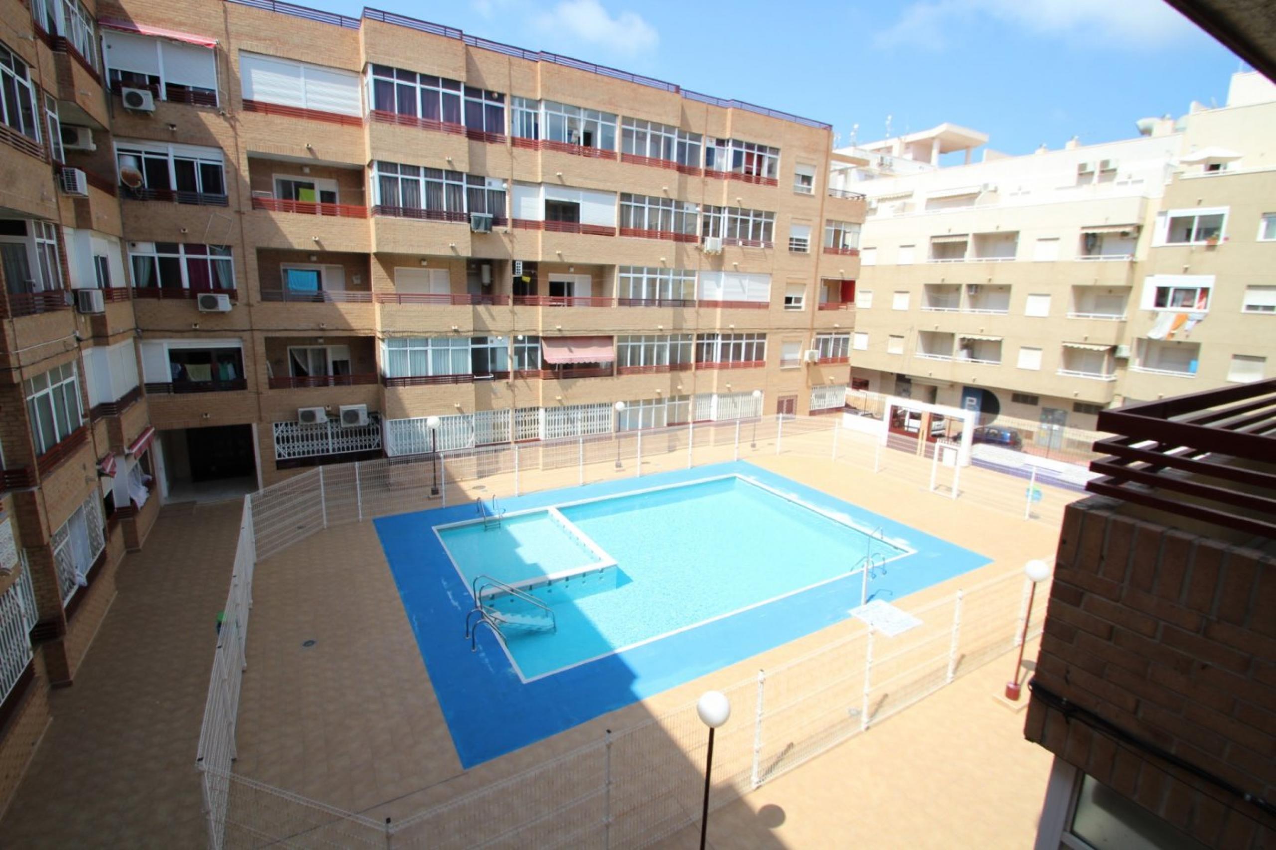 Spacieux appartement d'une chambre avec piscine commune