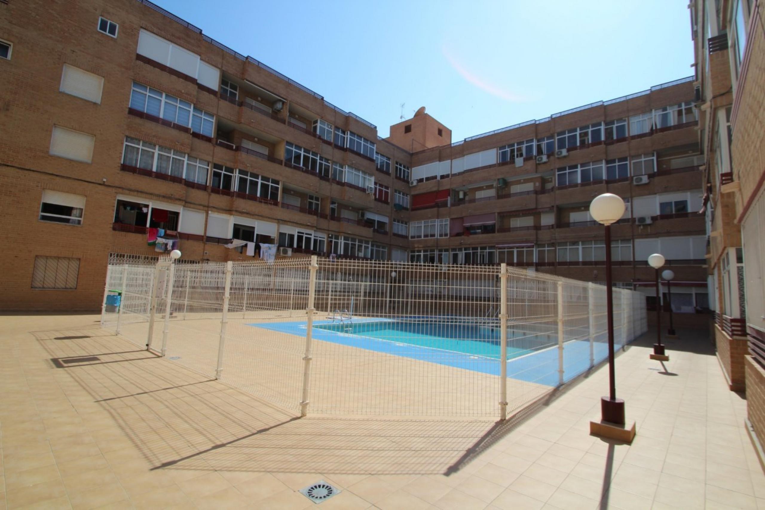 Spacieux appartement d'une chambre avec piscine commune