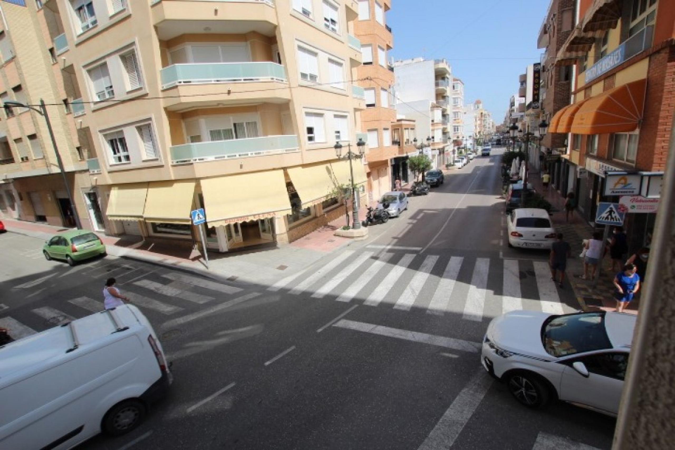 Plancher d'angle partiellement rénové sur la rue principale Guardamar del Segura