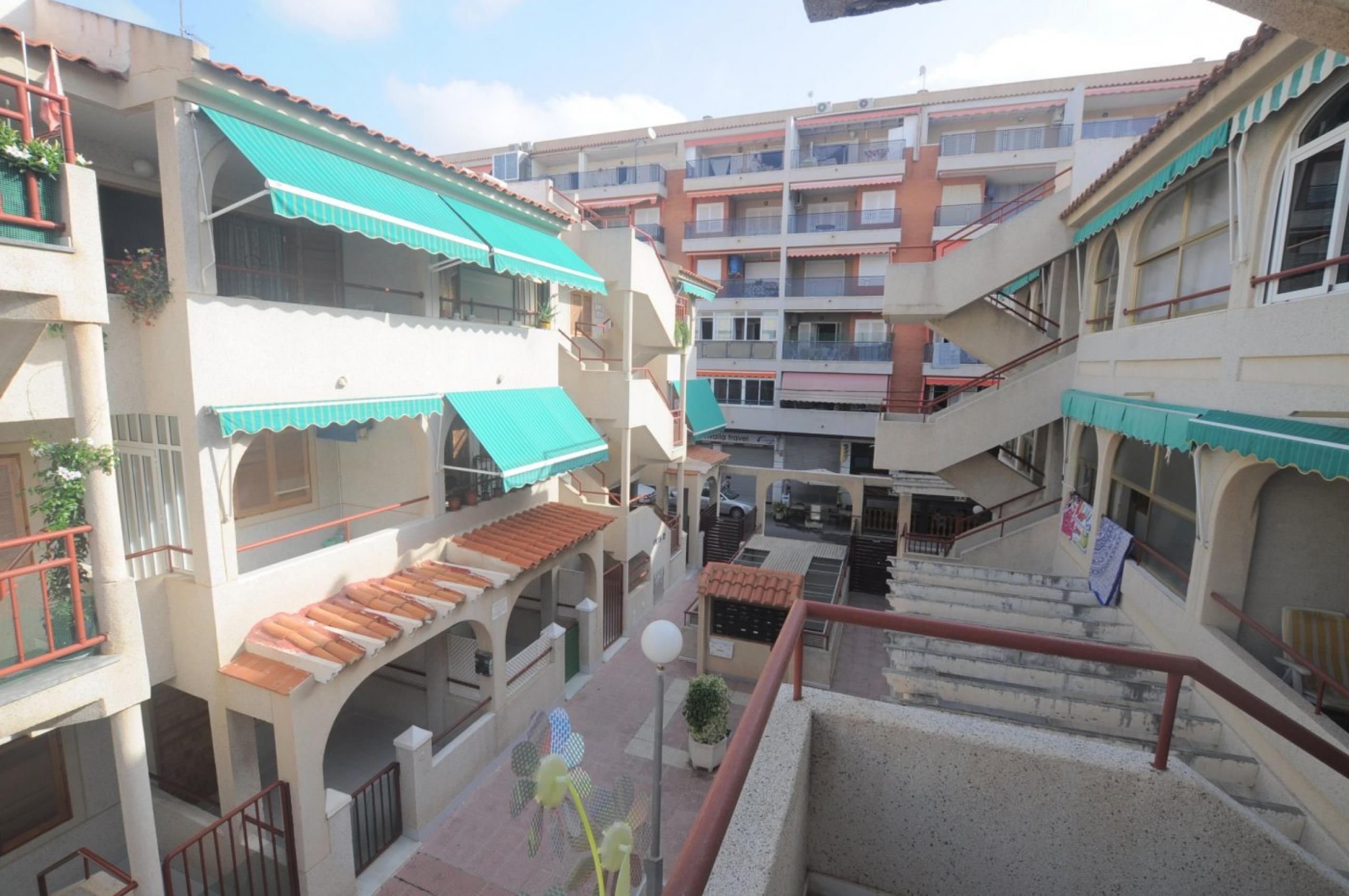 Centre de bungalow à l'étage élevé très proche de la mer et de la plage.