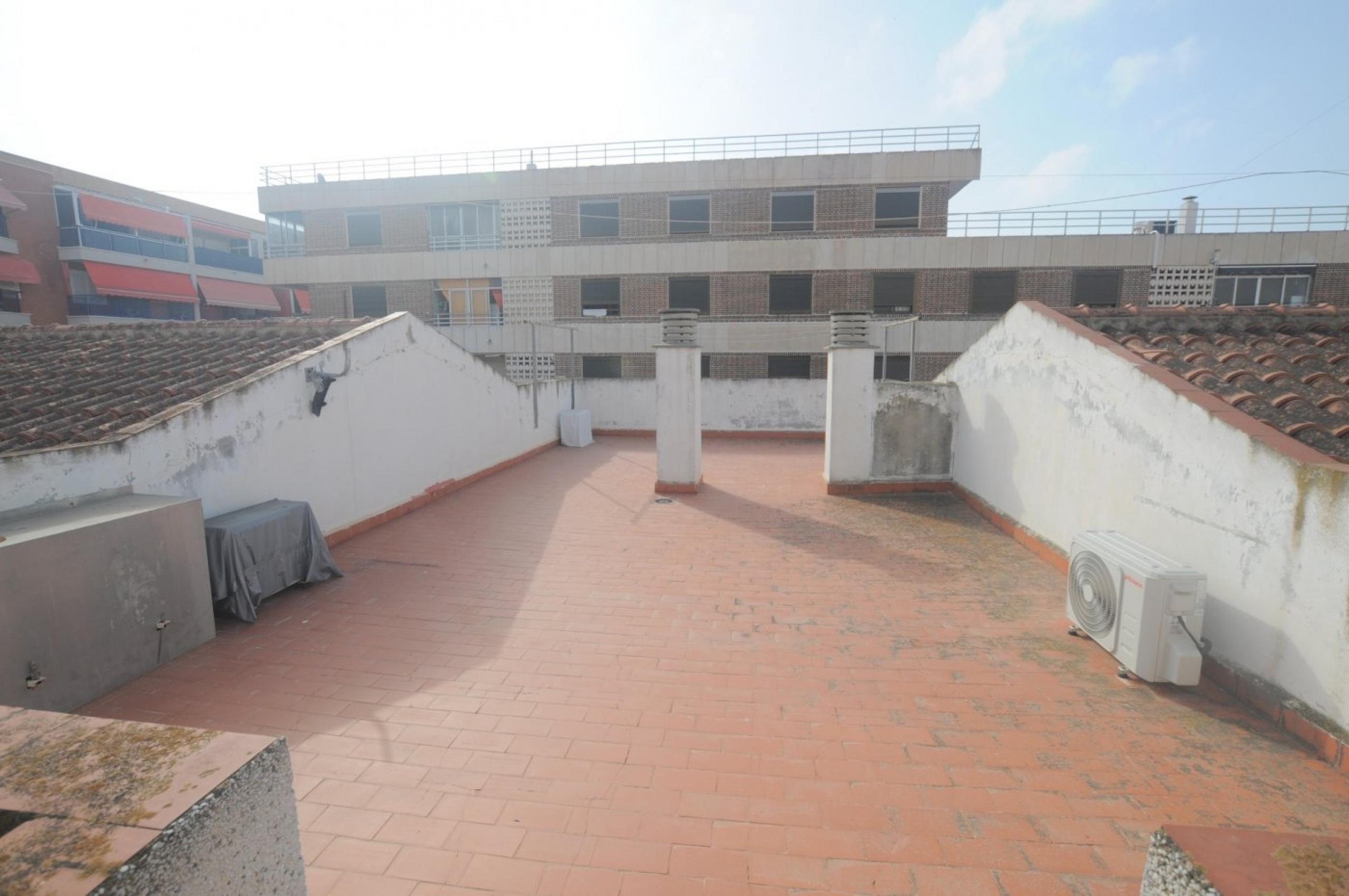 Centre de bungalow à l'étage élevé très proche de la mer et de la plage.