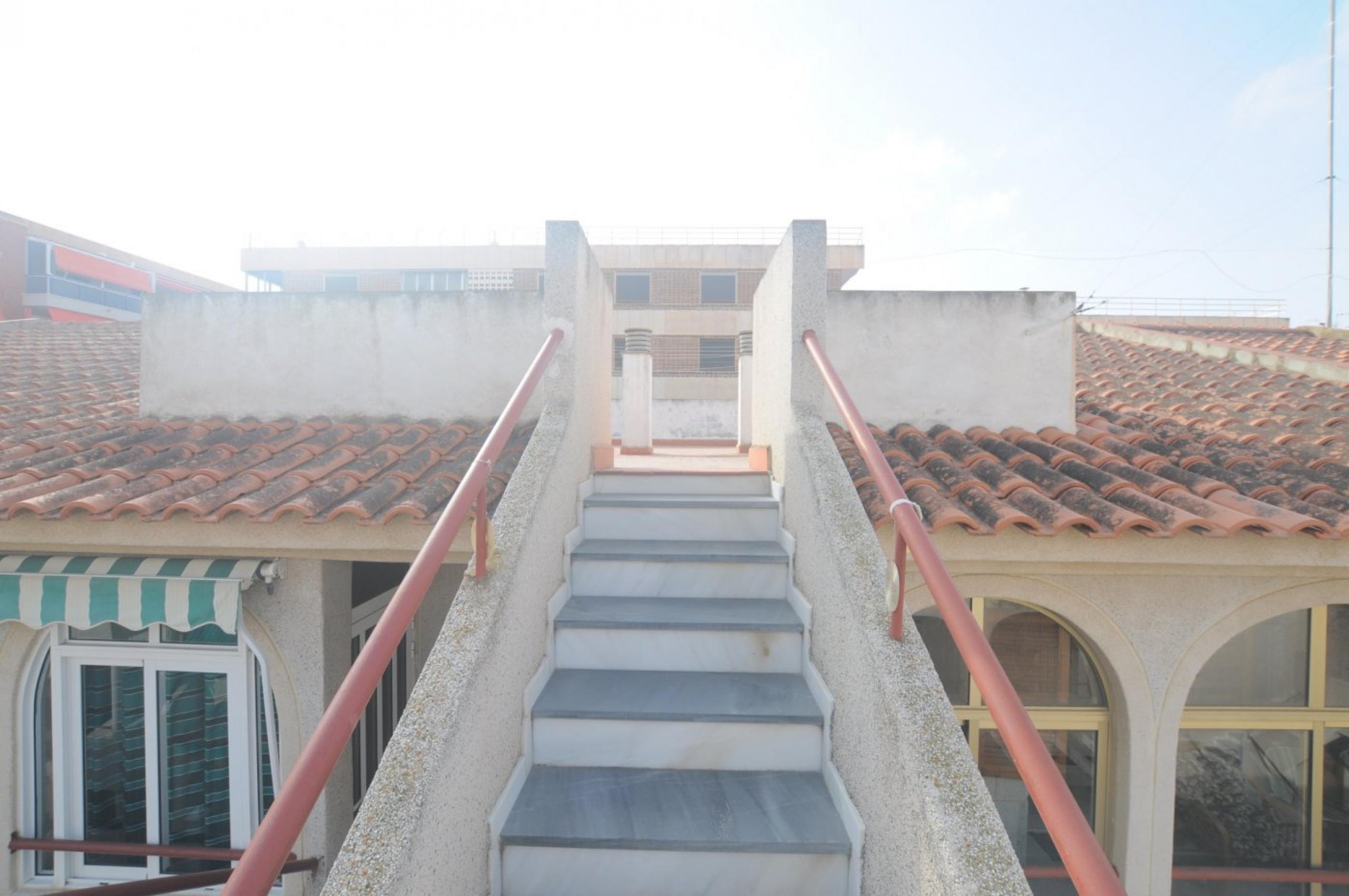 Centre de bungalow à l'étage élevé très proche de la mer et de la plage.