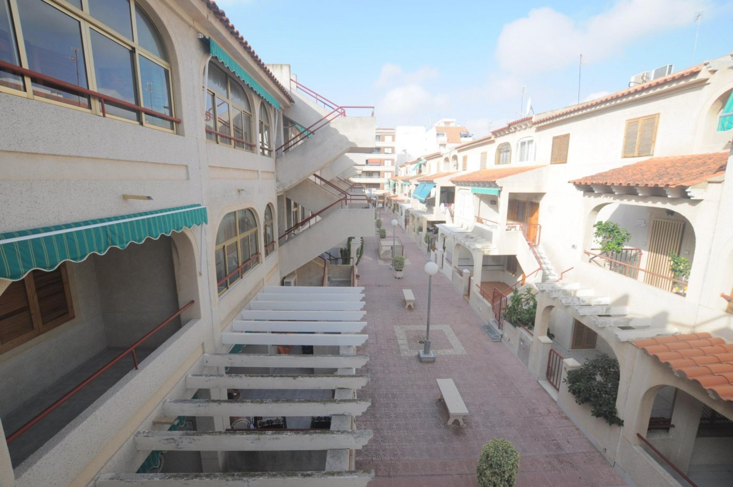 Centre de bungalow à l'étage élevé très proche de la mer et de la plage.