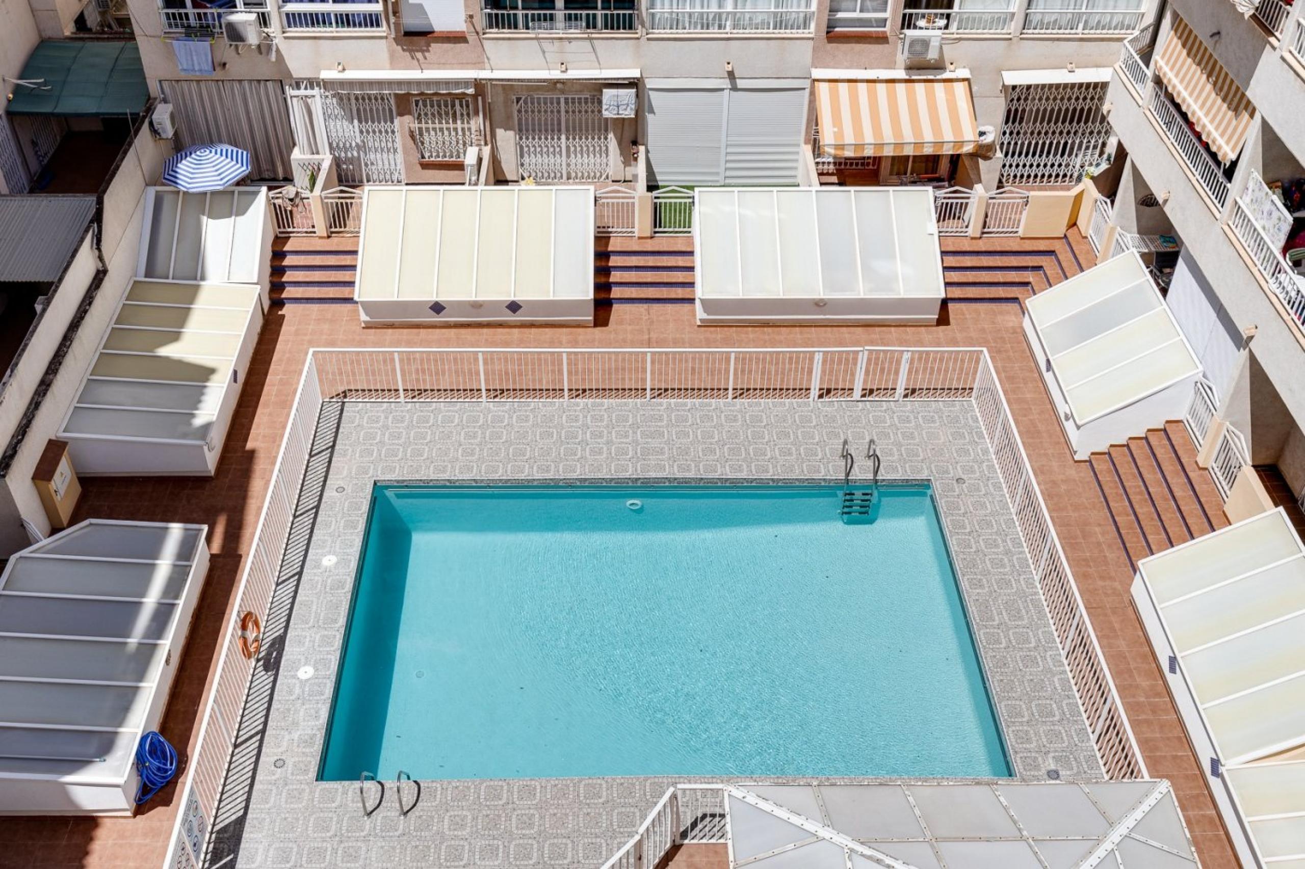 Il vend un bel appartement exposé sud sur la plage de la cure.