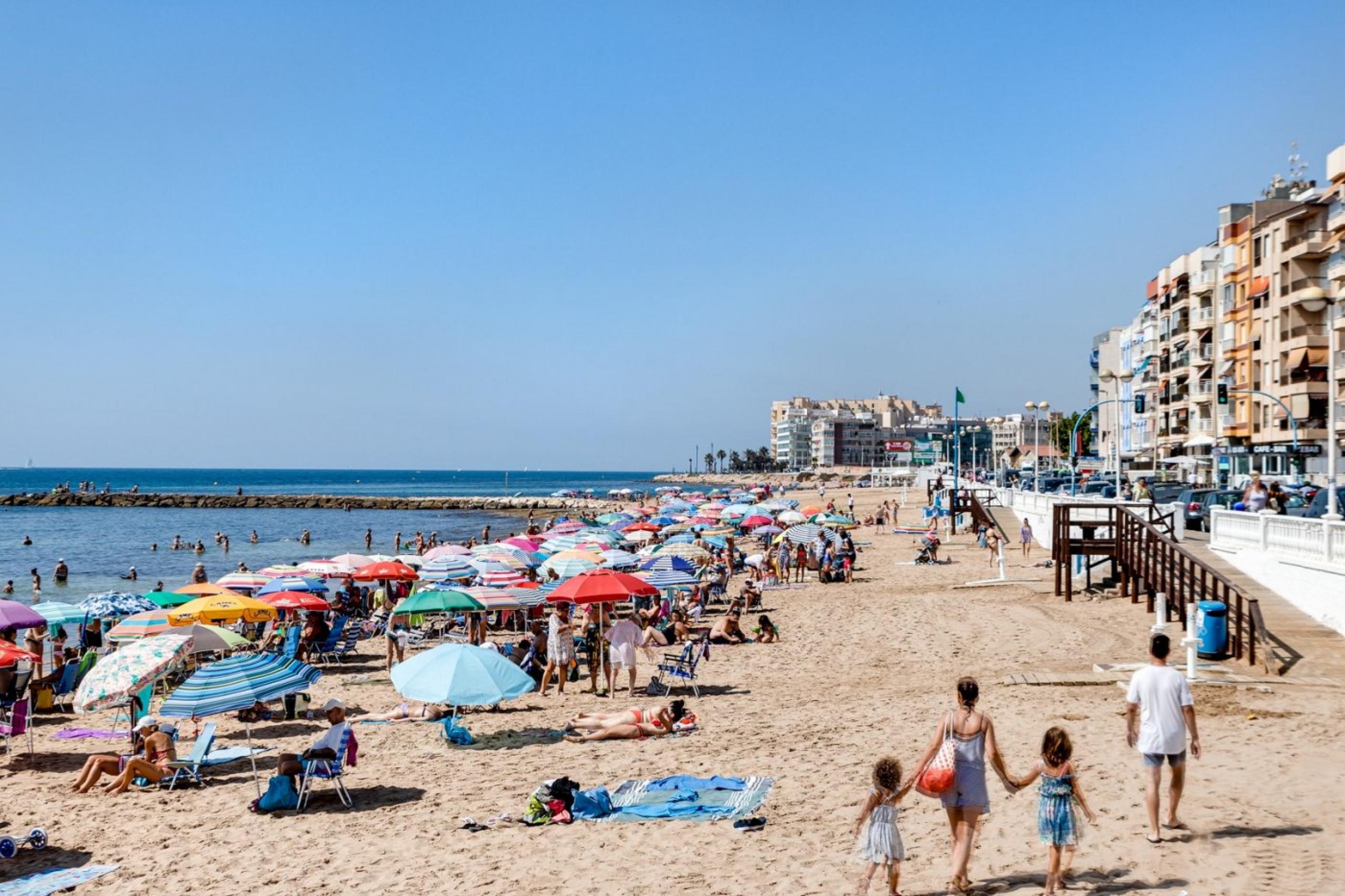 Il vend un bel appartement exposé sud sur la plage de la cure.