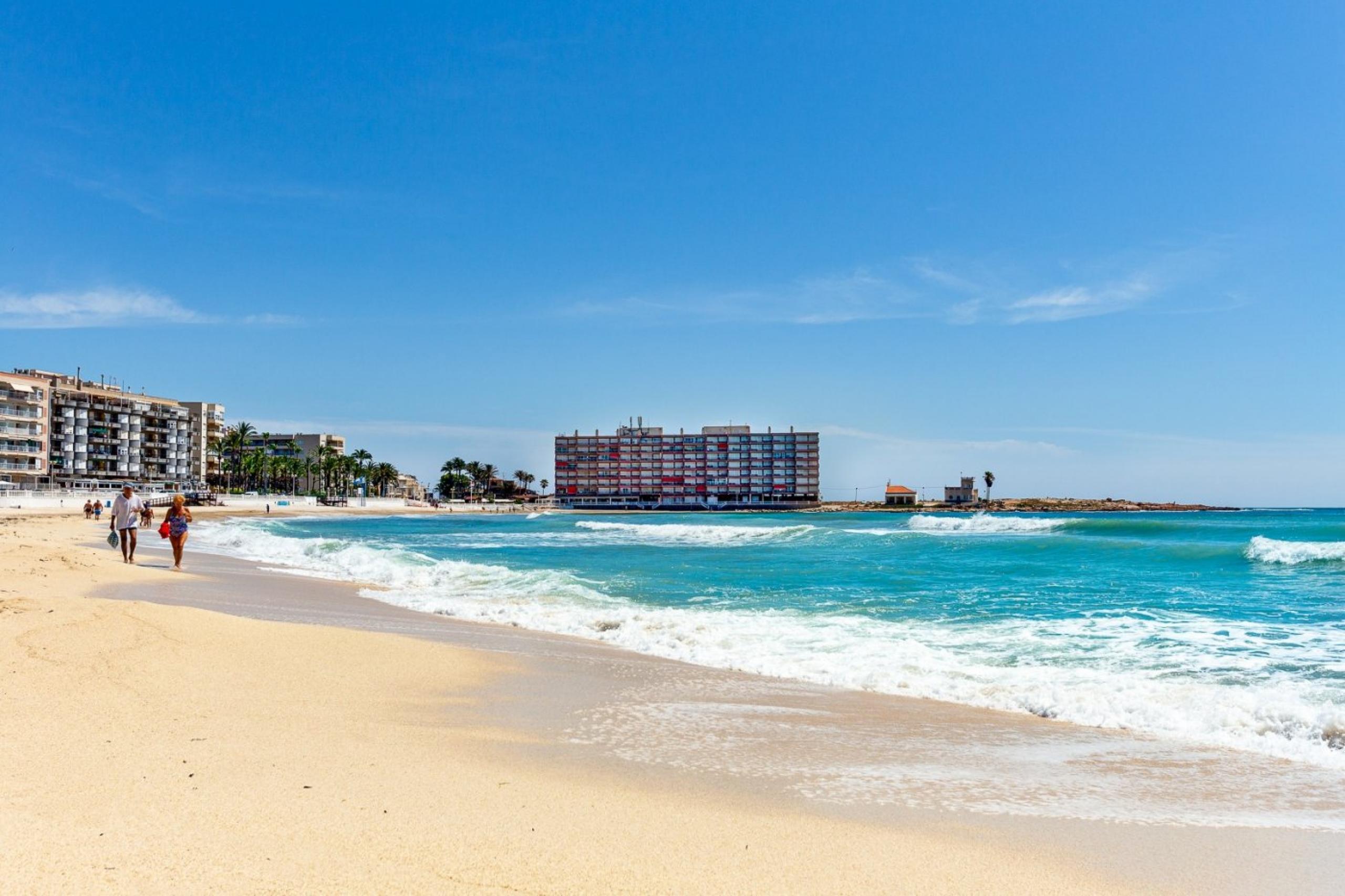 Il vend un bel appartement exposé sud sur la plage de la cure.