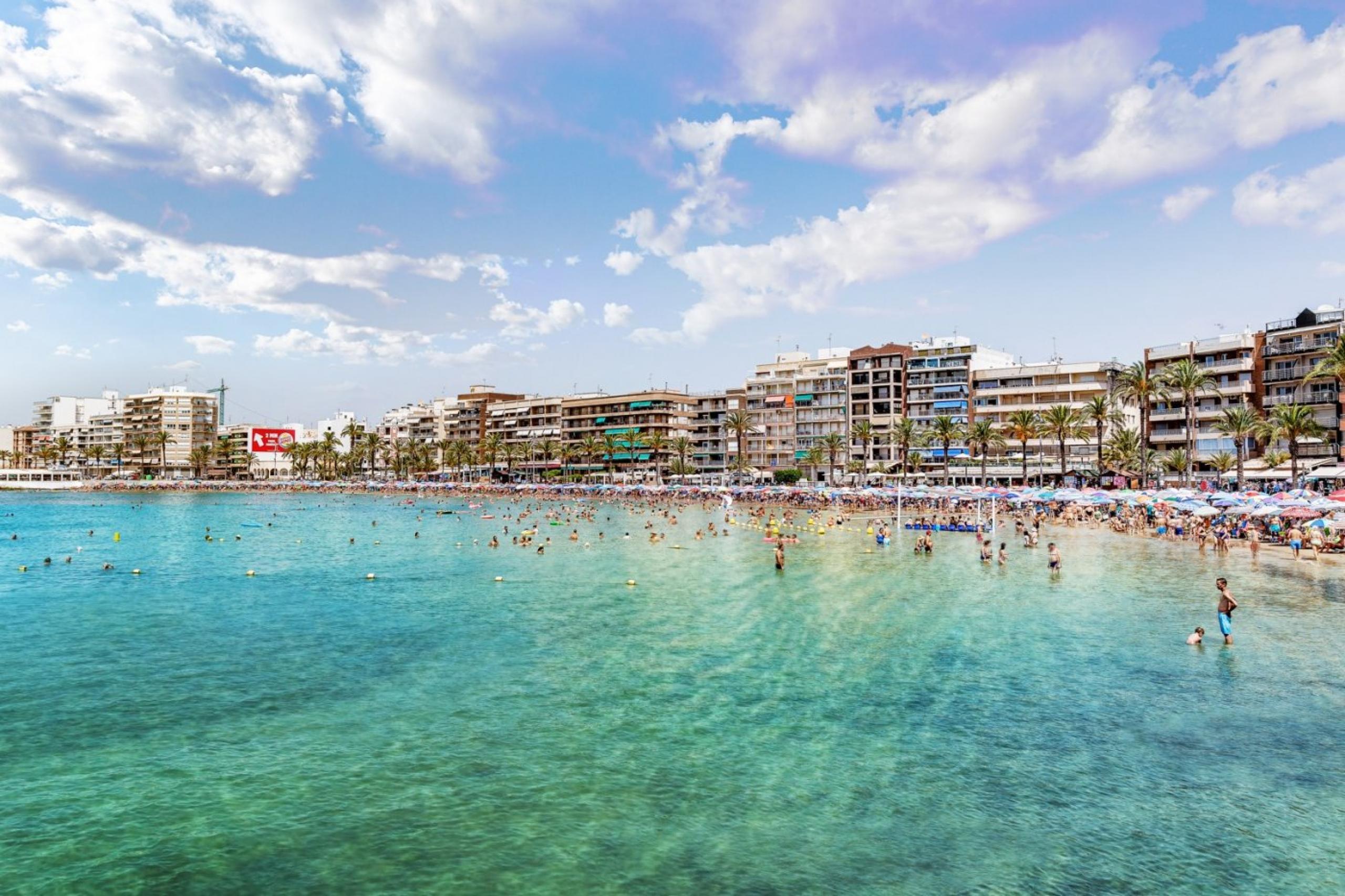 Il vend un bel appartement exposé sud sur la plage de la cure.