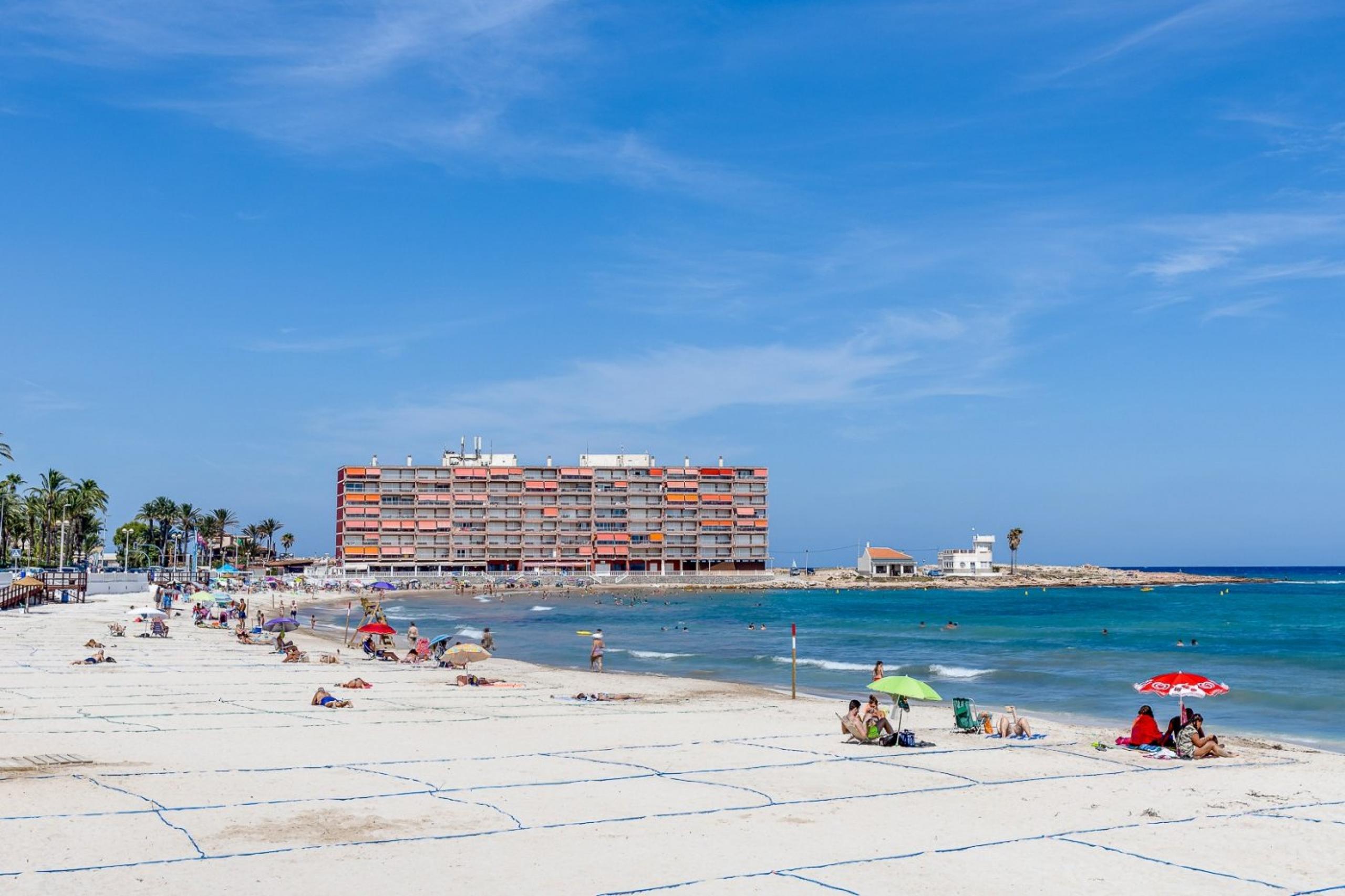 Il vend un bel appartement exposé sud sur la plage de la cure.