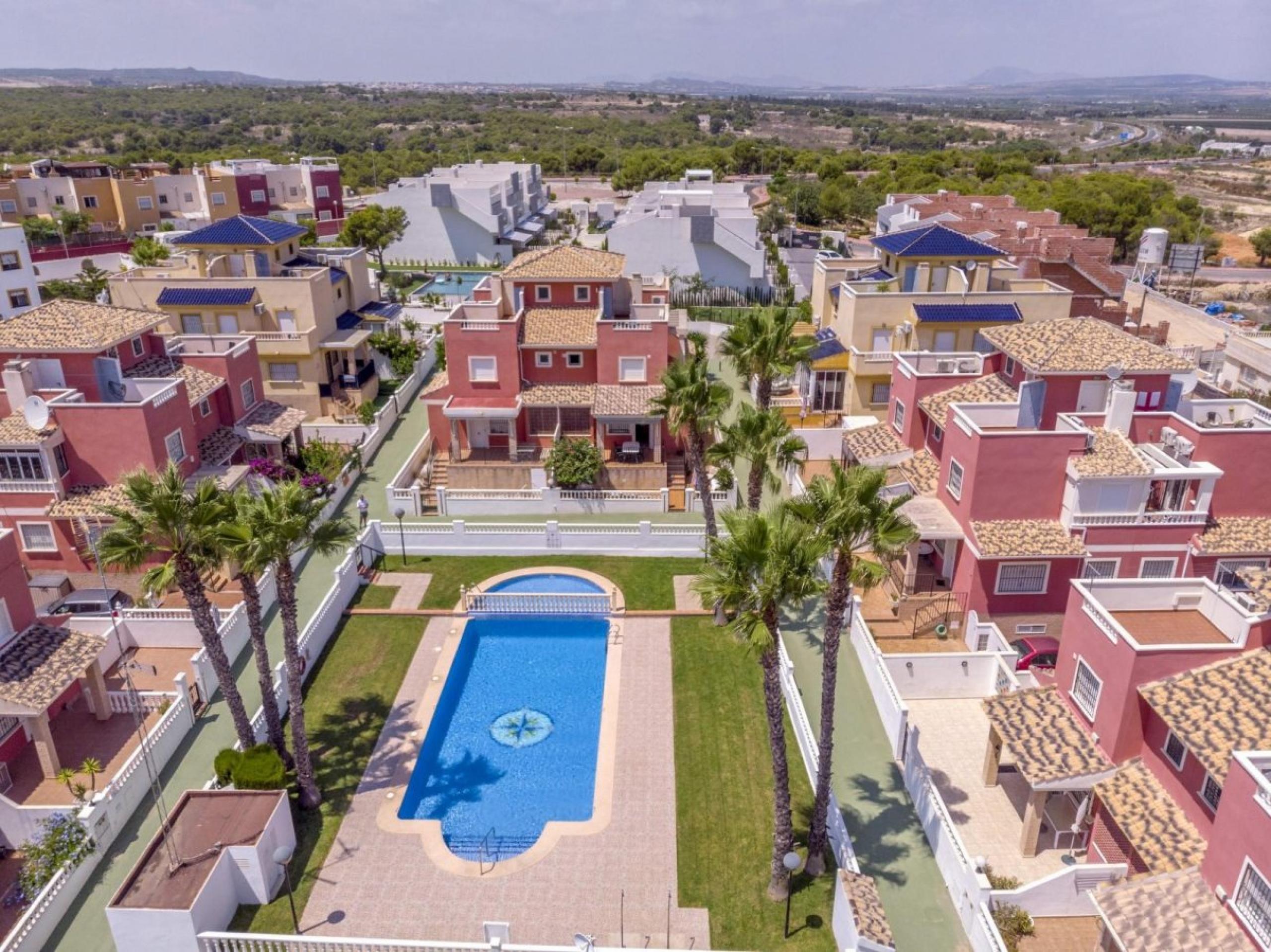 Lac Rosa, belle maison de ville quad devant la piscine