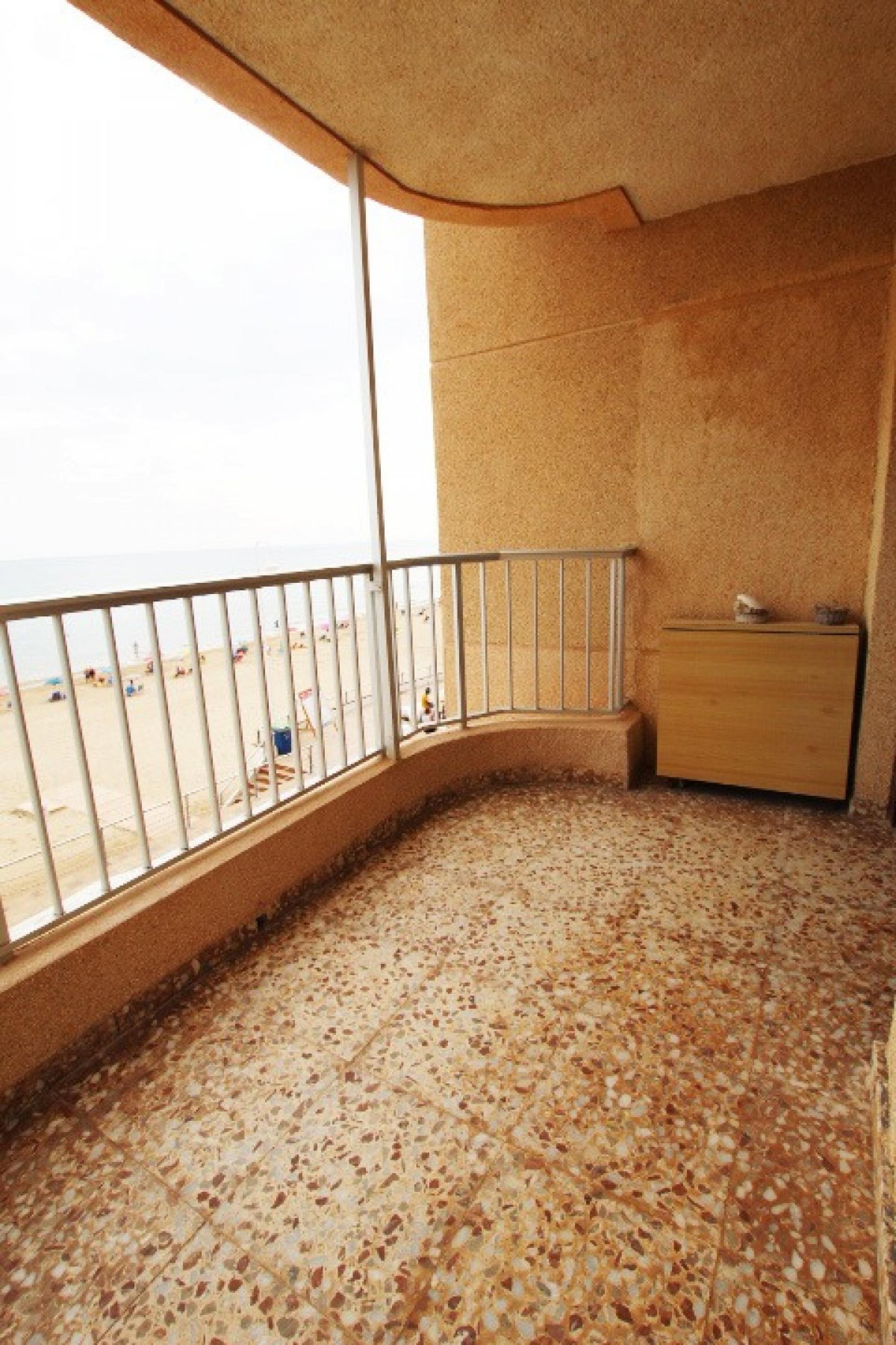 Appartement 3 chambres rénové sur la première ligne de Guardamar Beach