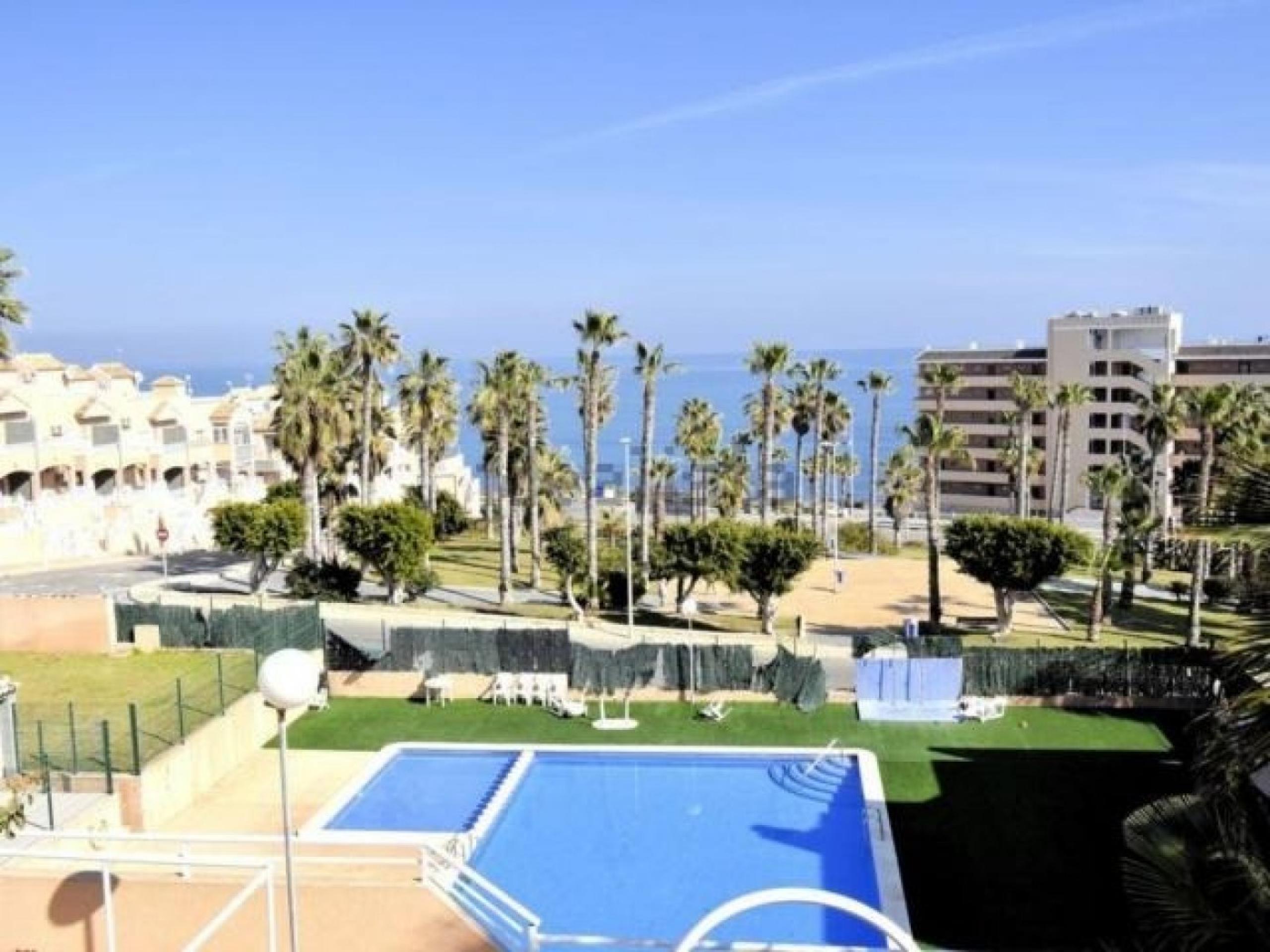 Maison de ville à «La Mata» avec piscine commune