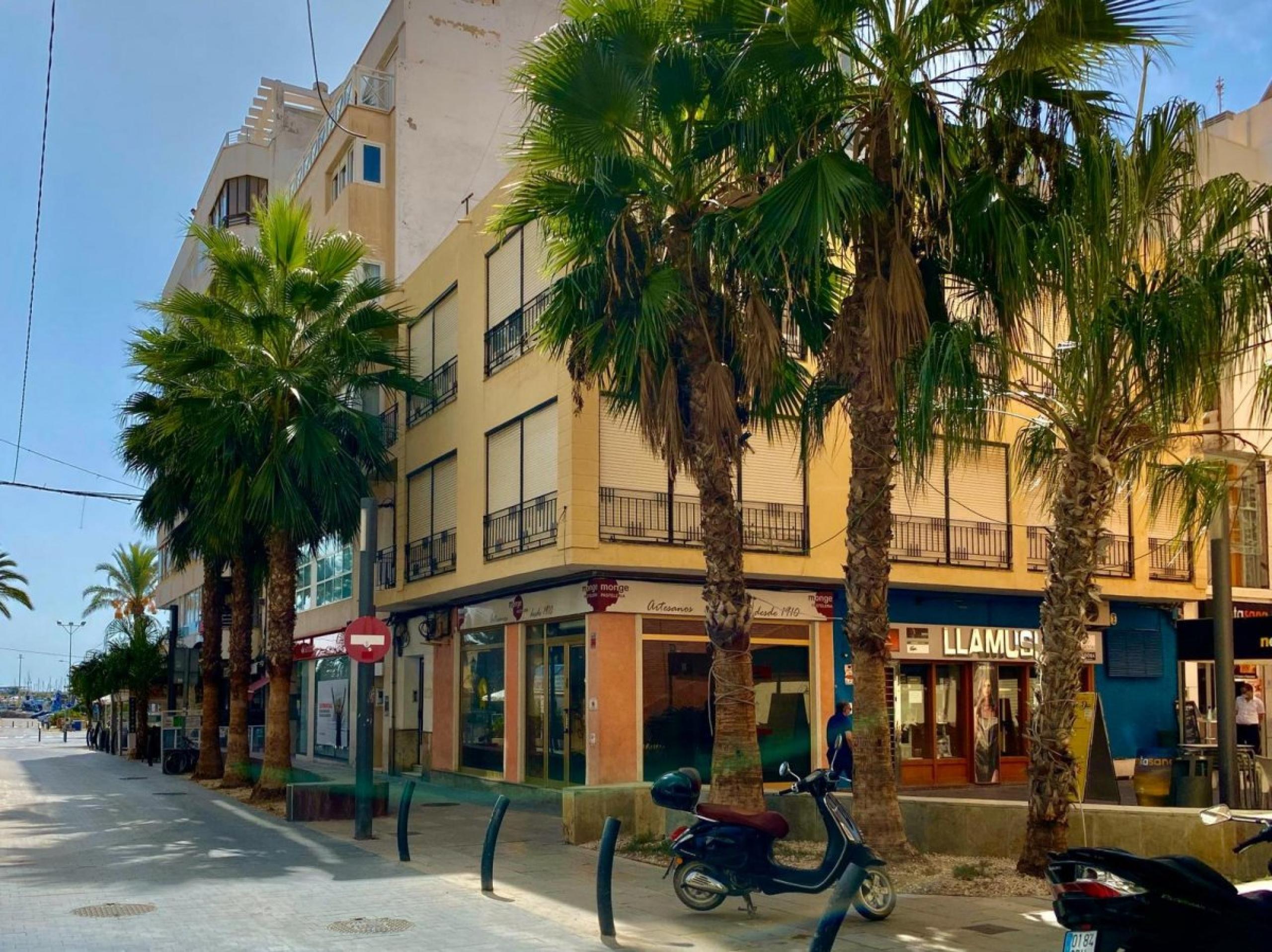 Bâtiment central dans une rue de la mer