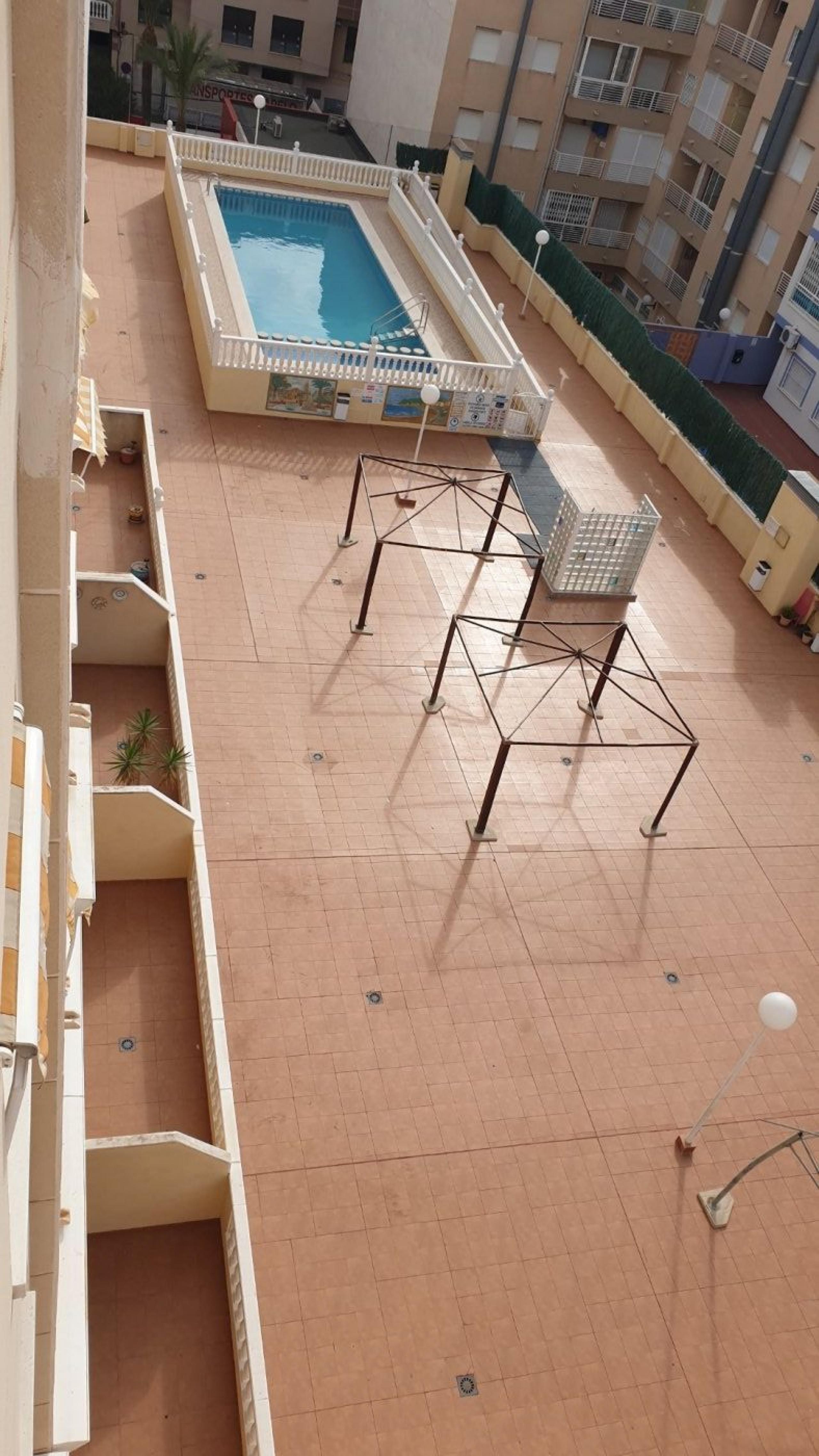 Ãtico avec une terrasse résidentielle avec piscine à 800 m de la plage à Torrevieja