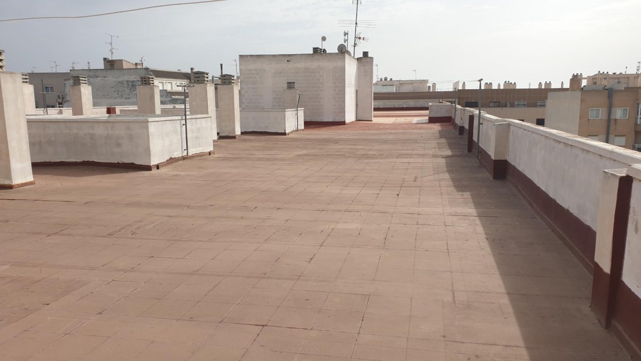 Ãtico avec une terrasse résidentielle avec piscine à 800 m de la plage à Torrevieja