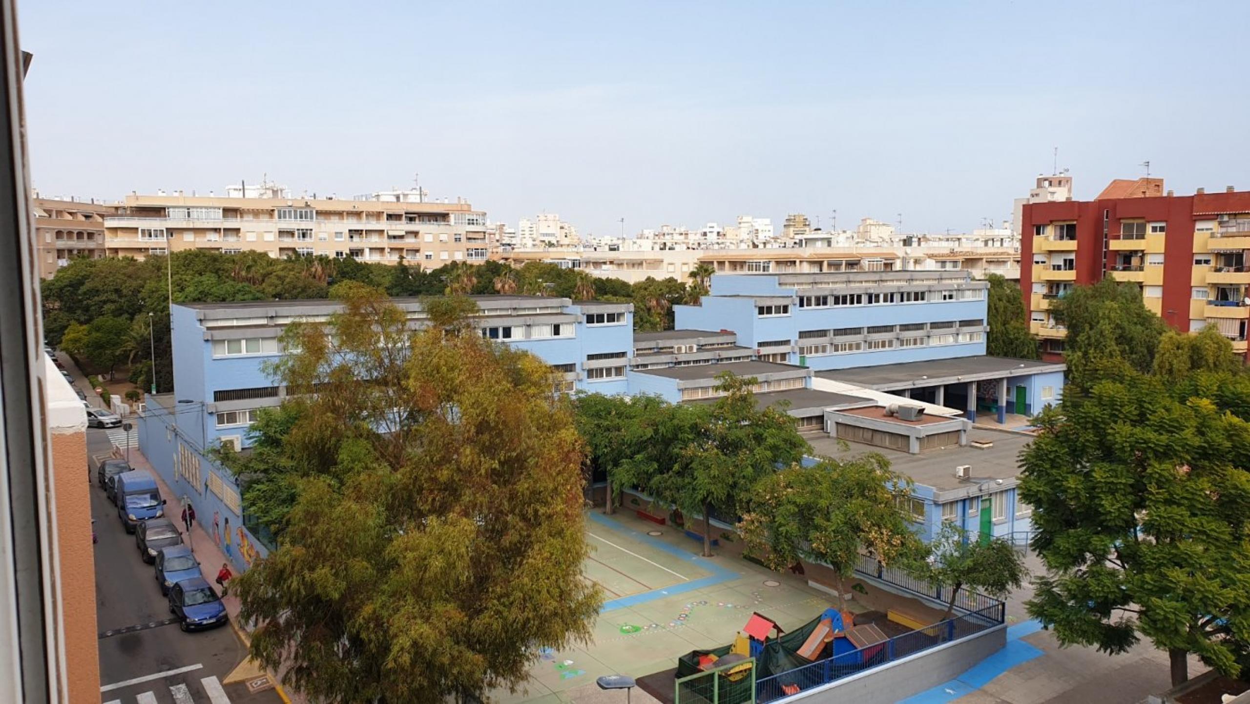 Ãtico avec une terrasse résidentielle avec piscine à 800 m de la plage à Torrevieja