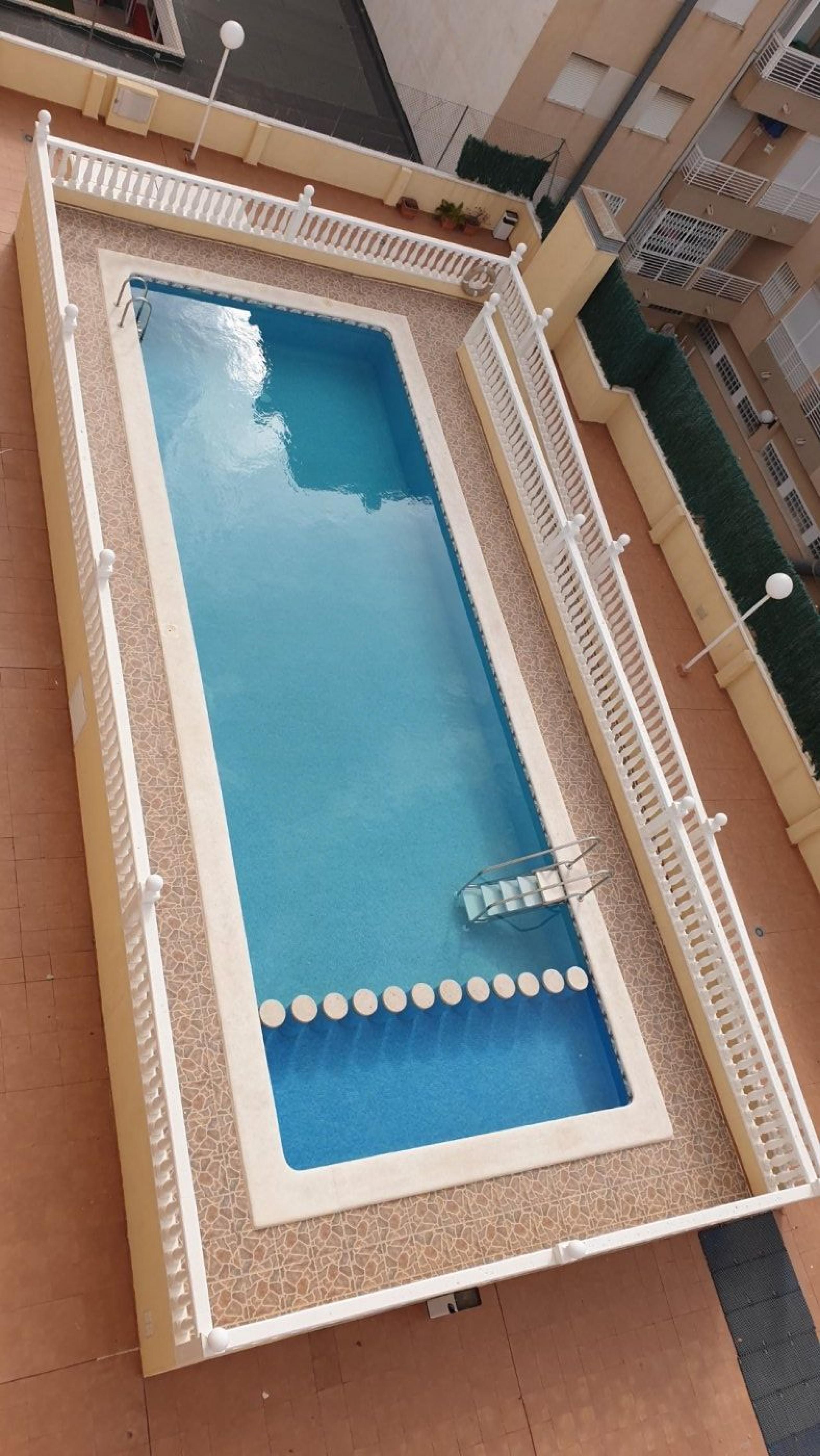 Ãtico avec une terrasse résidentielle avec piscine à 800 m de la plage à Torrevieja