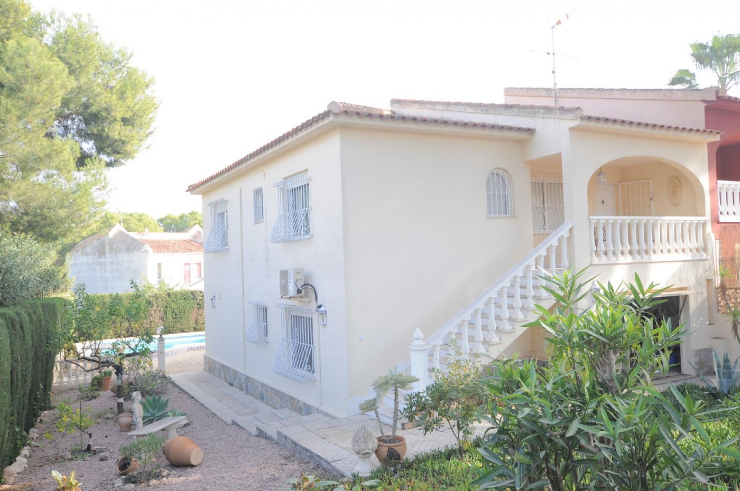 Villa jumelée avec propre piscine sur les balcons de Torrevieja