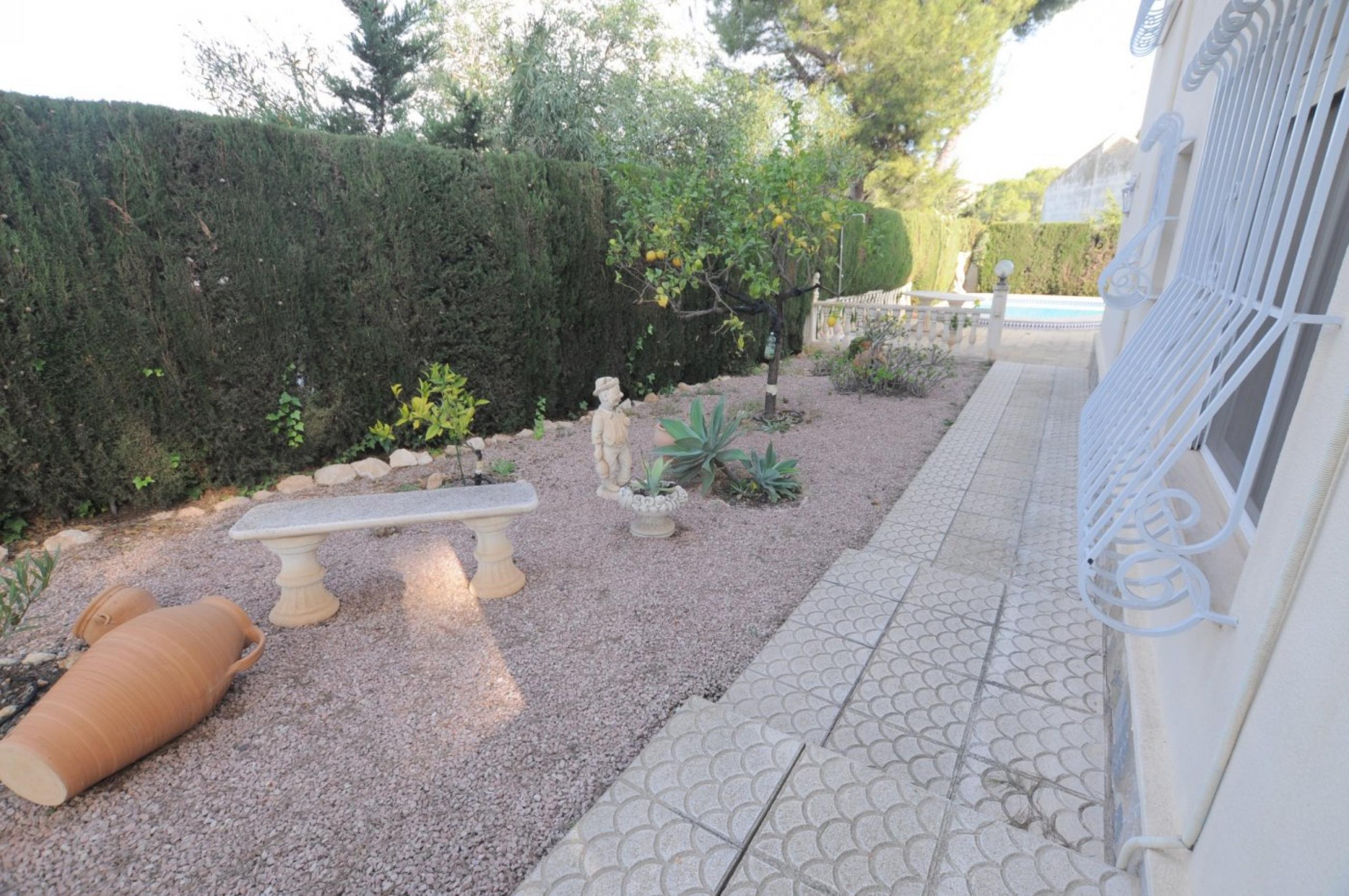 Villa jumelée avec propre piscine sur les balcons de Torrevieja