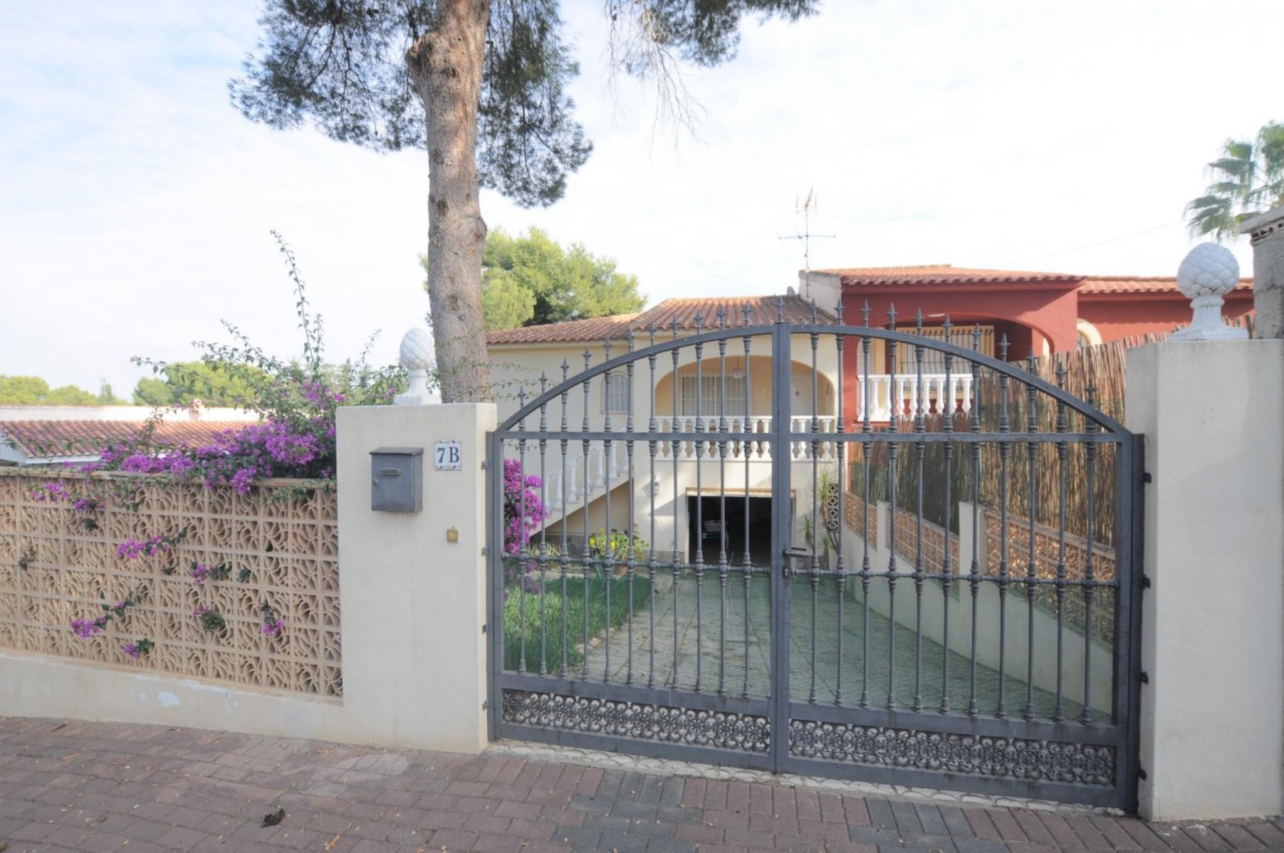 Villa jumelée avec propre piscine sur les balcons de Torrevieja