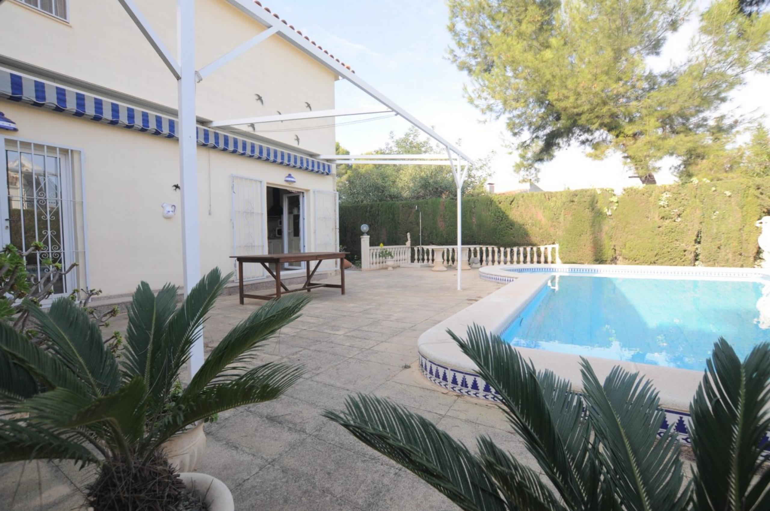 Villa jumelée avec propre piscine sur les balcons de Torrevieja