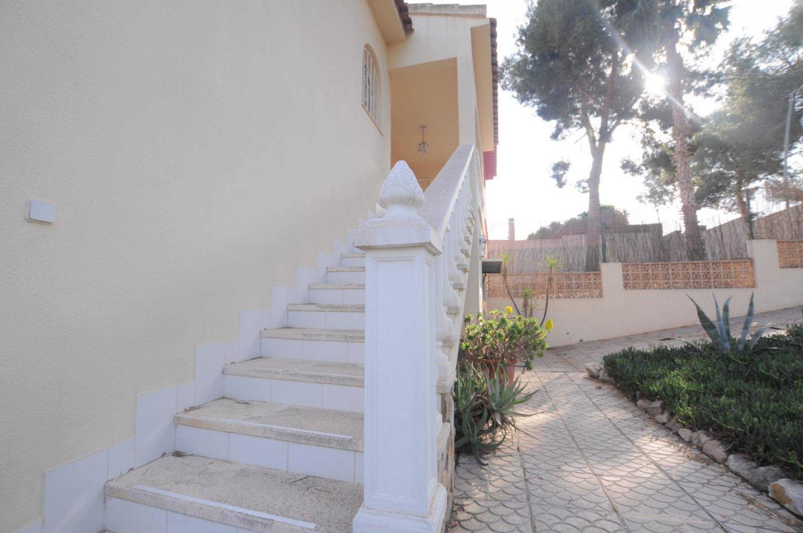 Villa jumelée avec propre piscine sur les balcons de Torrevieja