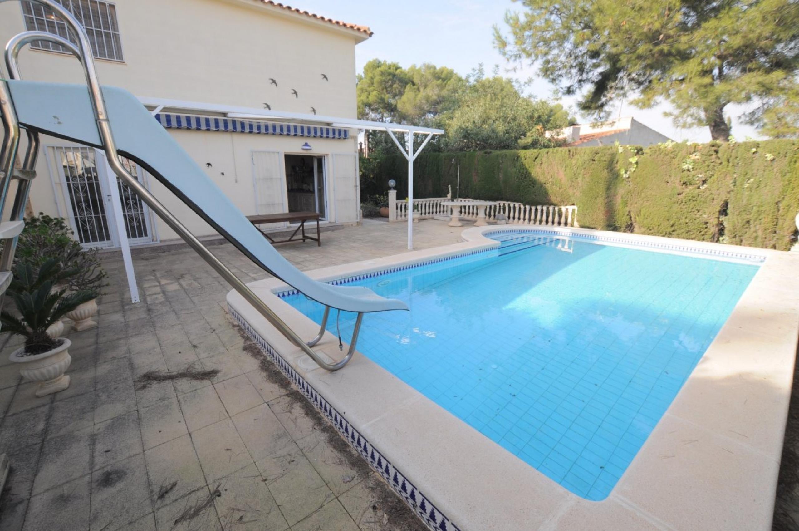 Villa jumelée avec propre piscine sur les balcons de Torrevieja