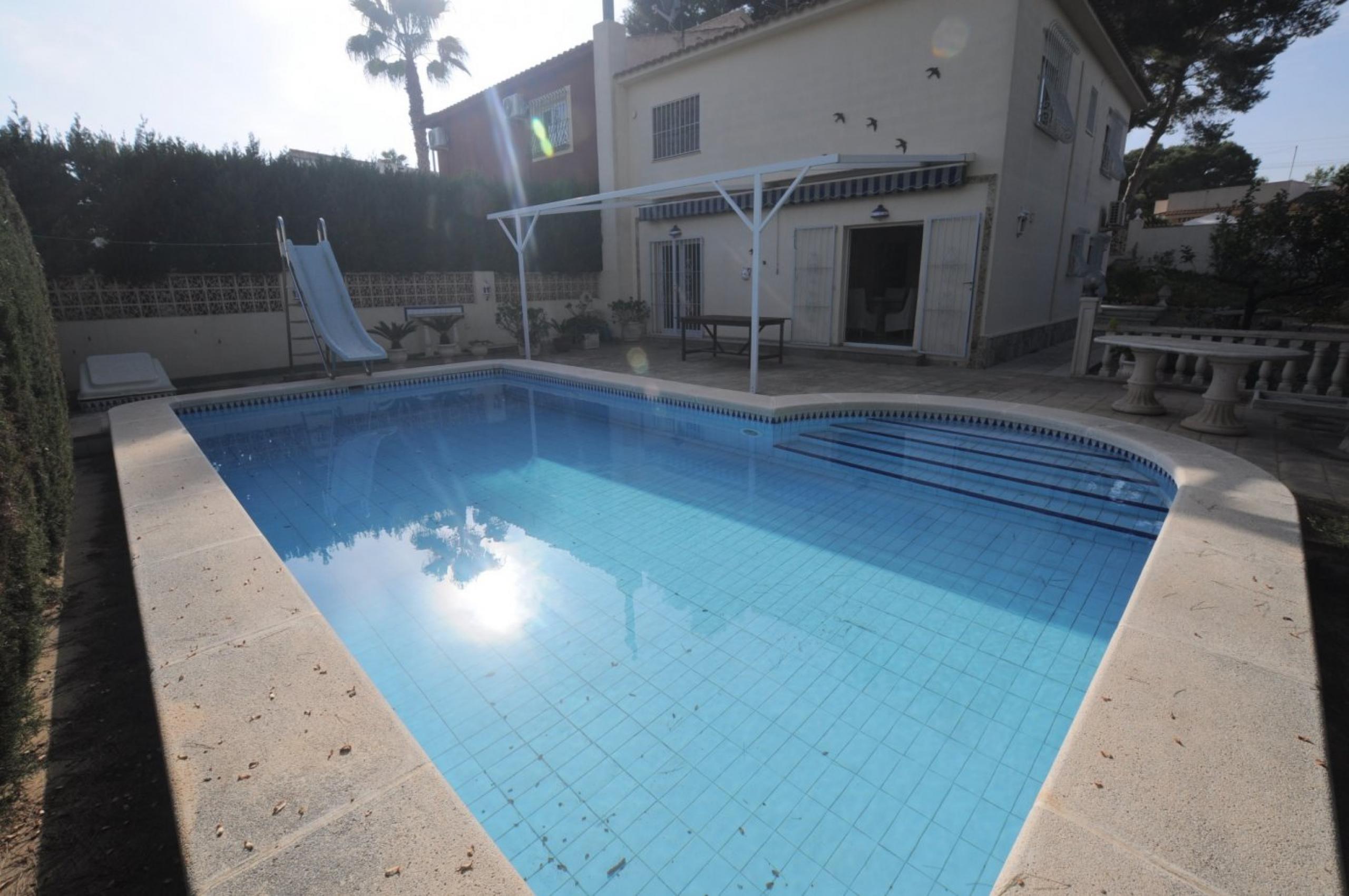 Villa jumelée avec propre piscine sur les balcons de Torrevieja