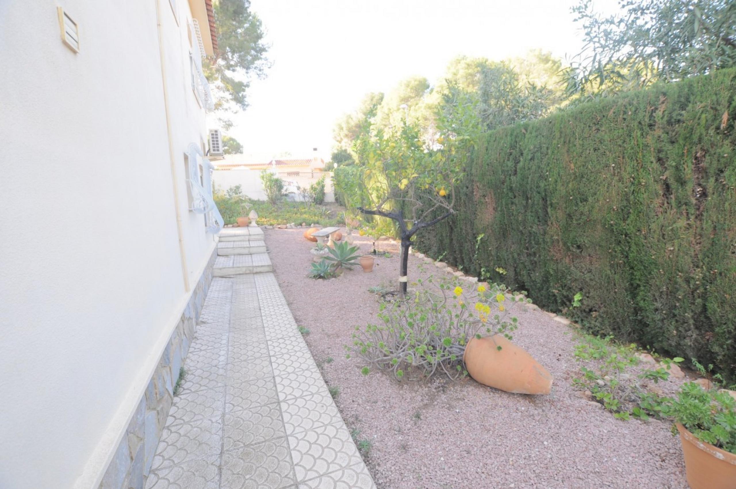 Villa jumelée avec propre piscine sur les balcons de Torrevieja