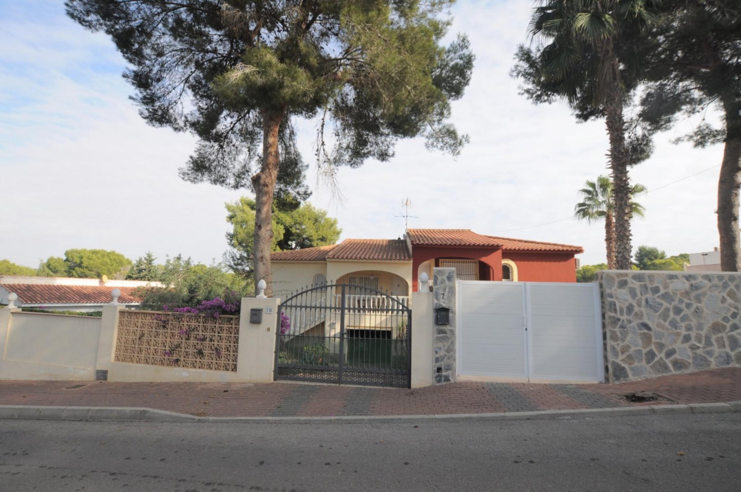 Villa jumelée avec propre piscine sur les balcons de Torrevieja