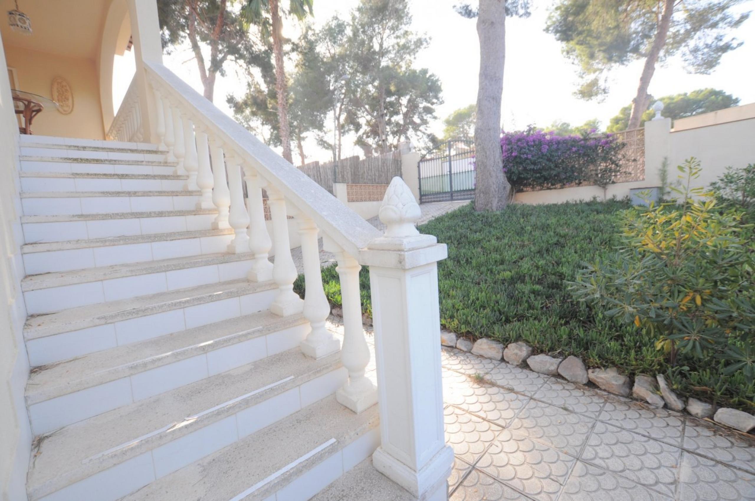 Villa jumelée avec propre piscine sur les balcons de Torrevieja