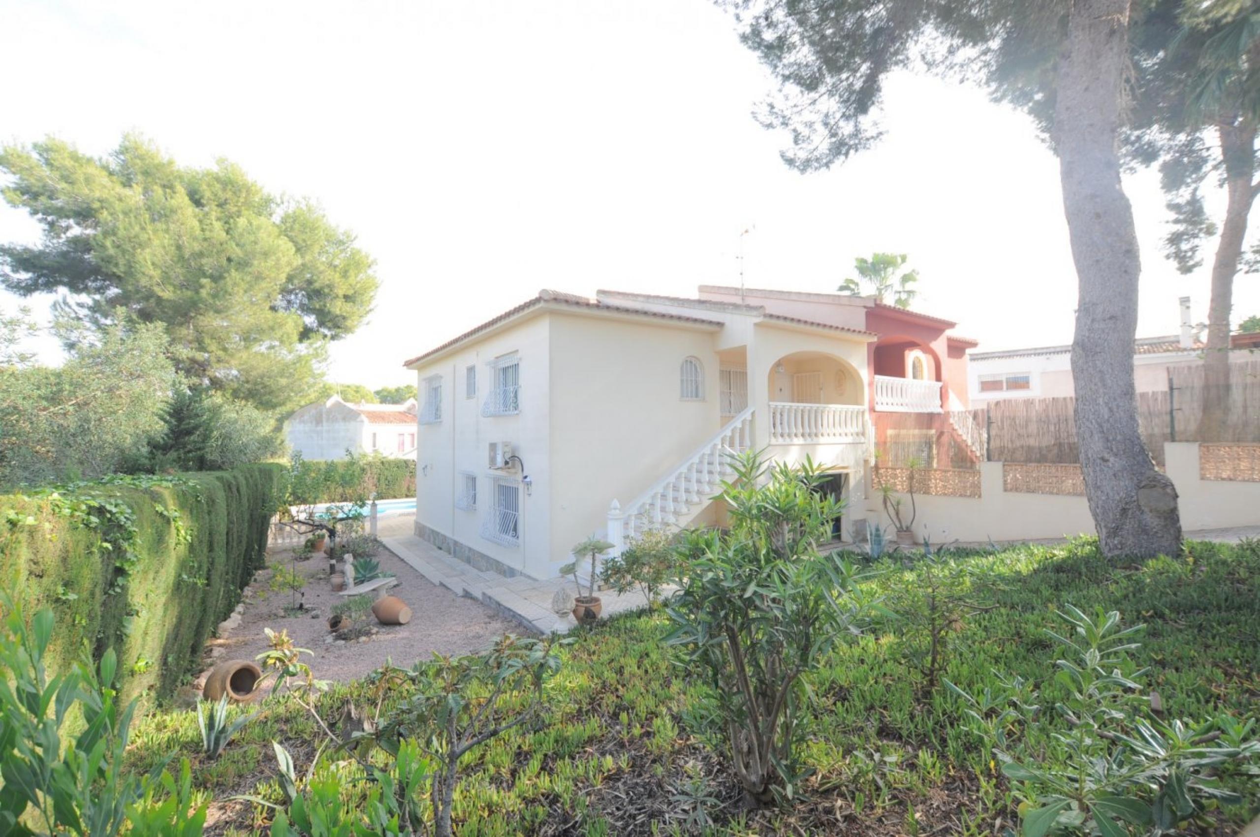 Villa jumelée avec propre piscine sur les balcons de Torrevieja