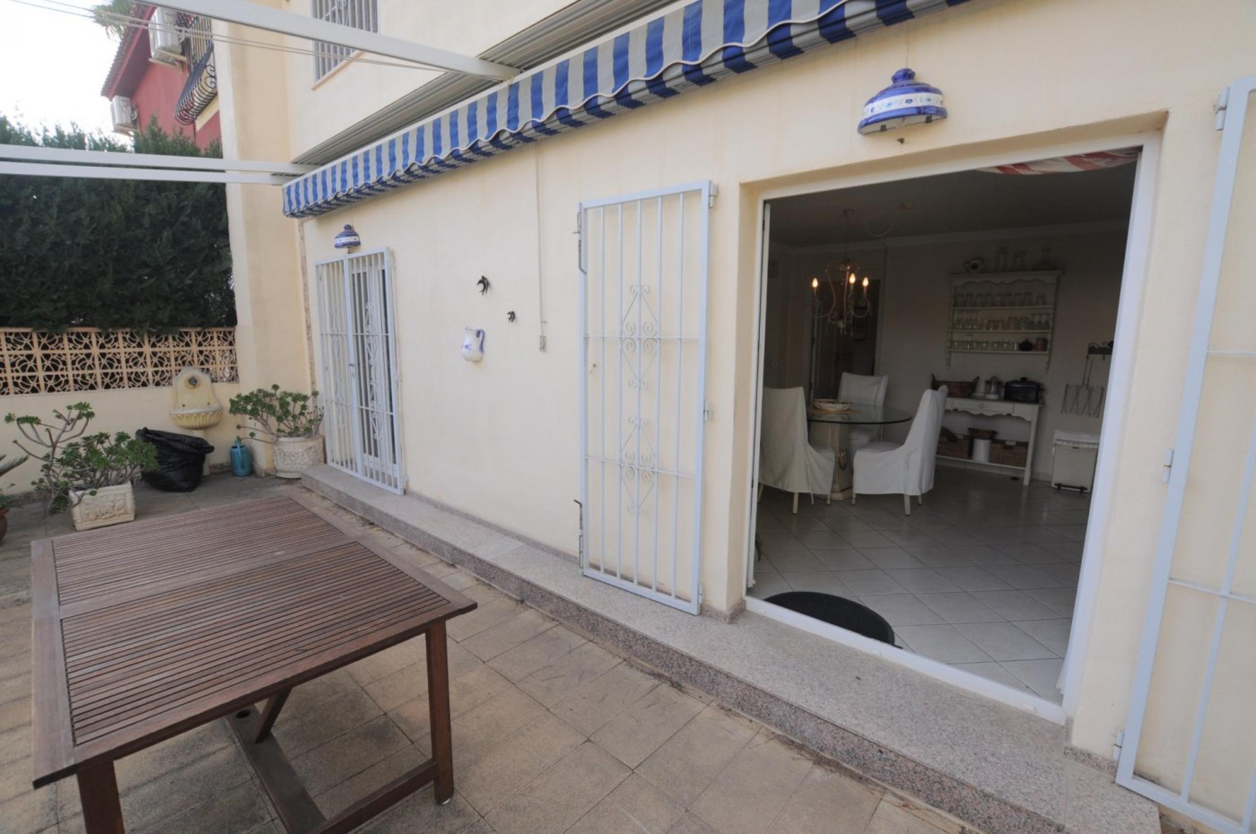 Villa jumelée avec propre piscine sur les balcons de Torrevieja