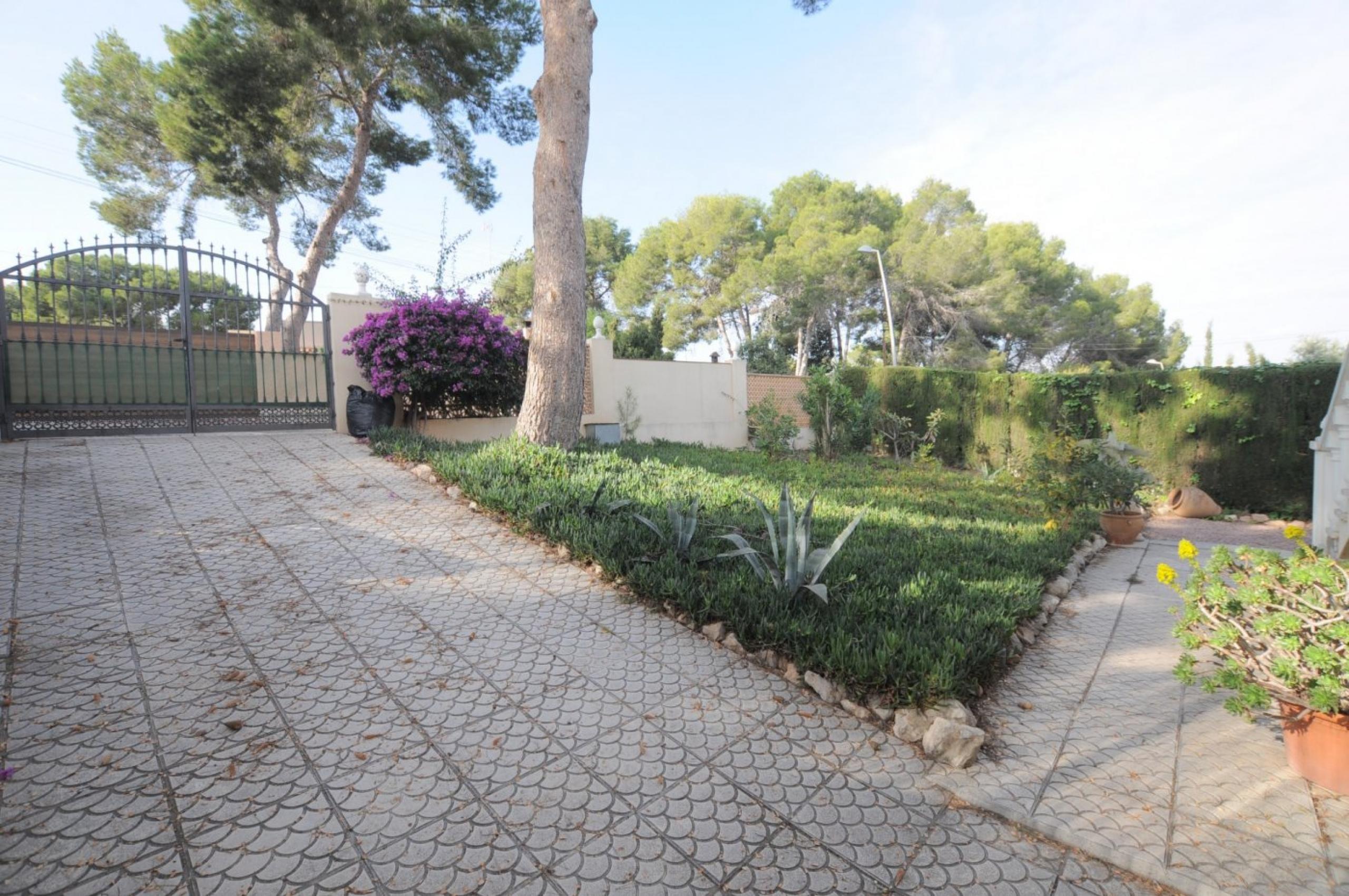 Villa jumelée avec propre piscine sur les balcons de Torrevieja