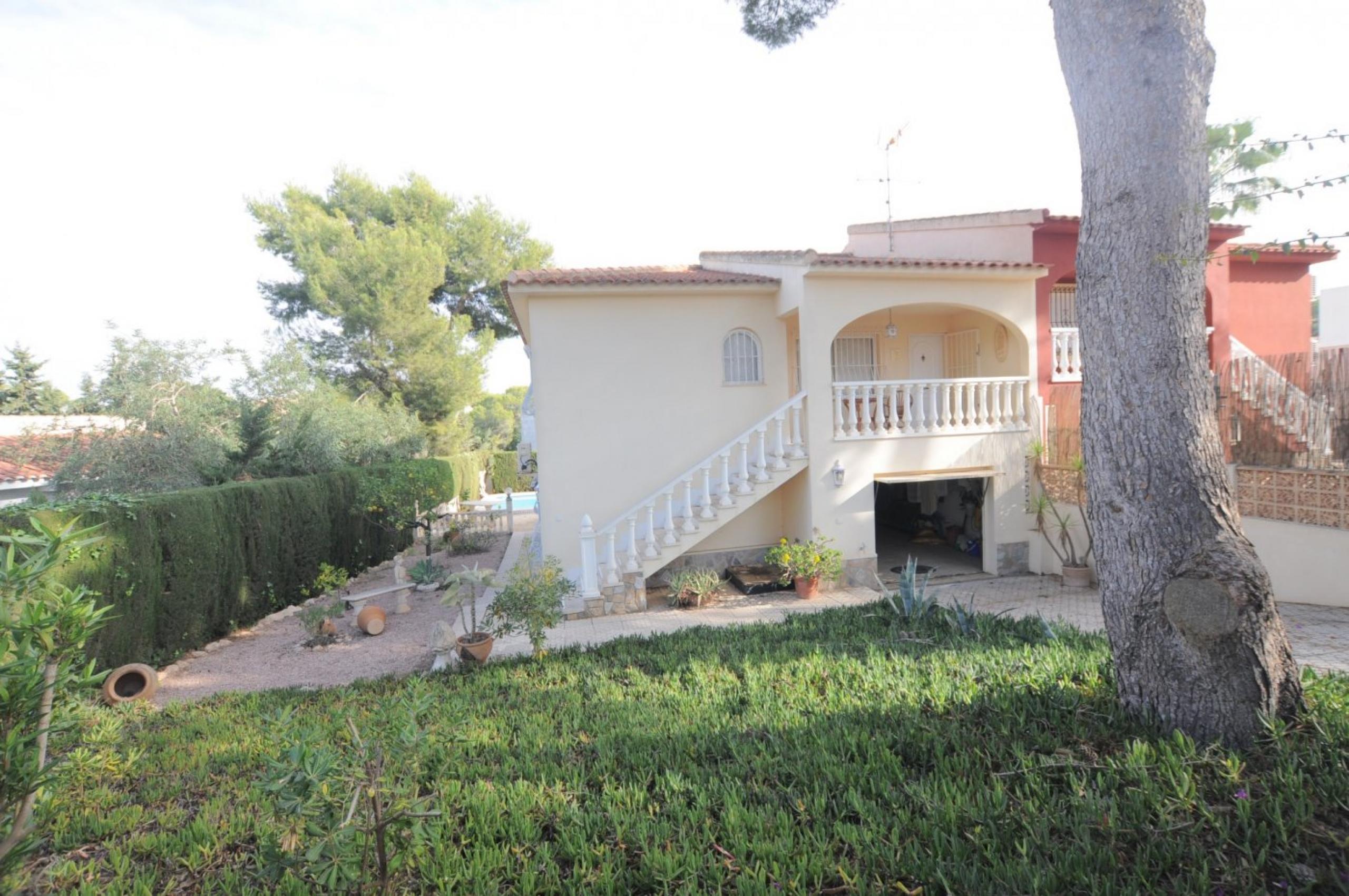 Villa jumelée avec propre piscine sur les balcons de Torrevieja