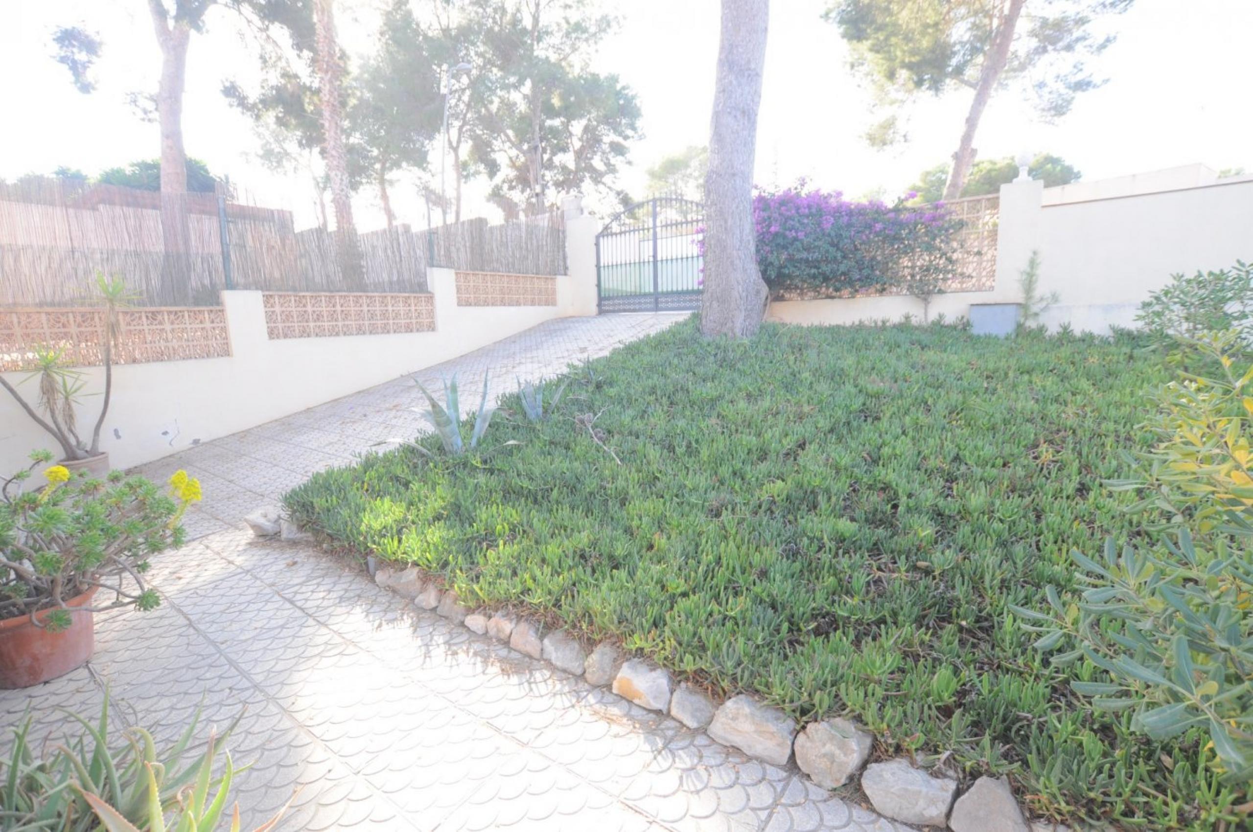 Villa jumelée avec propre piscine sur les balcons de Torrevieja