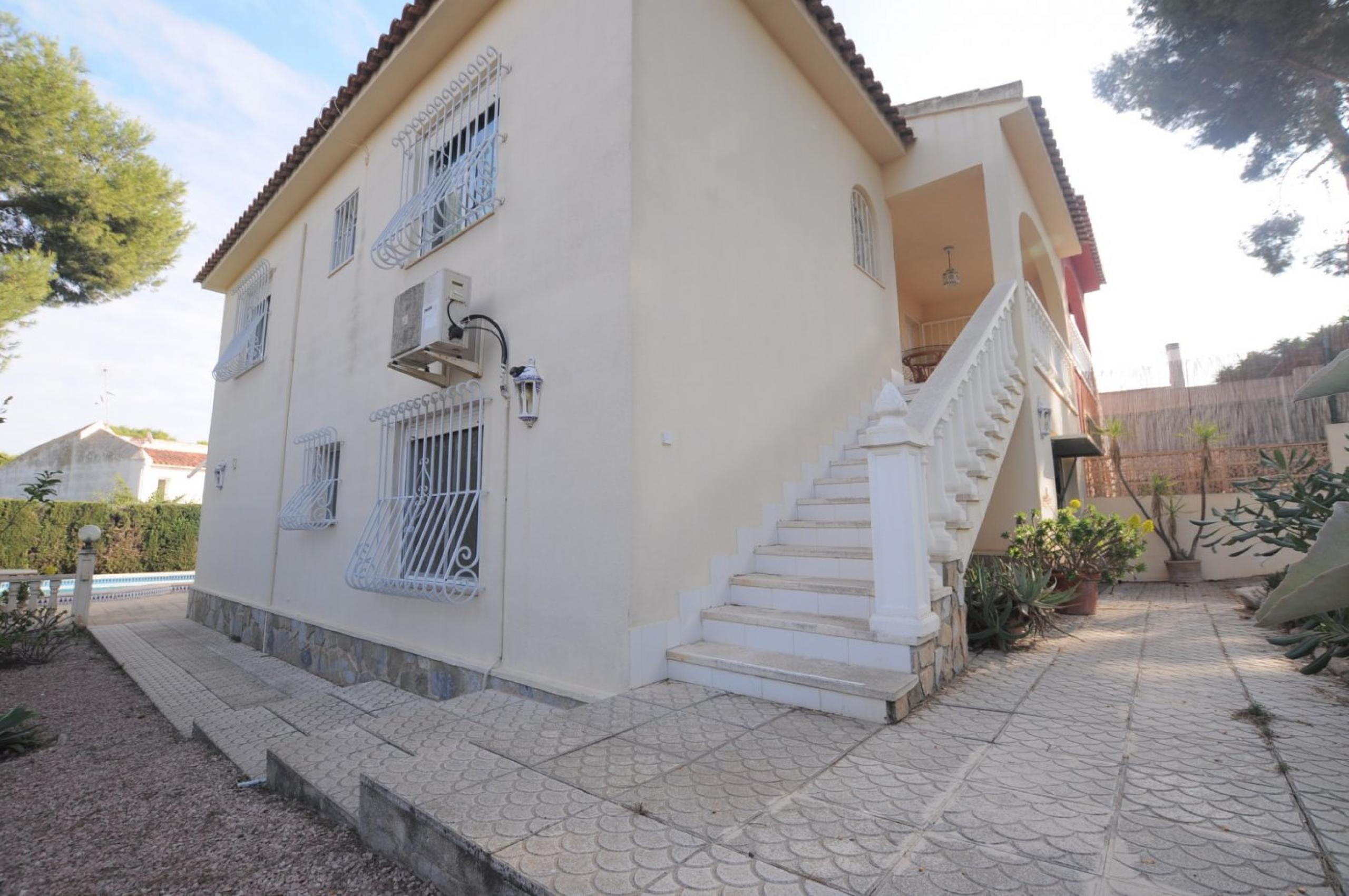 Villa jumelée avec propre piscine sur les balcons de Torrevieja