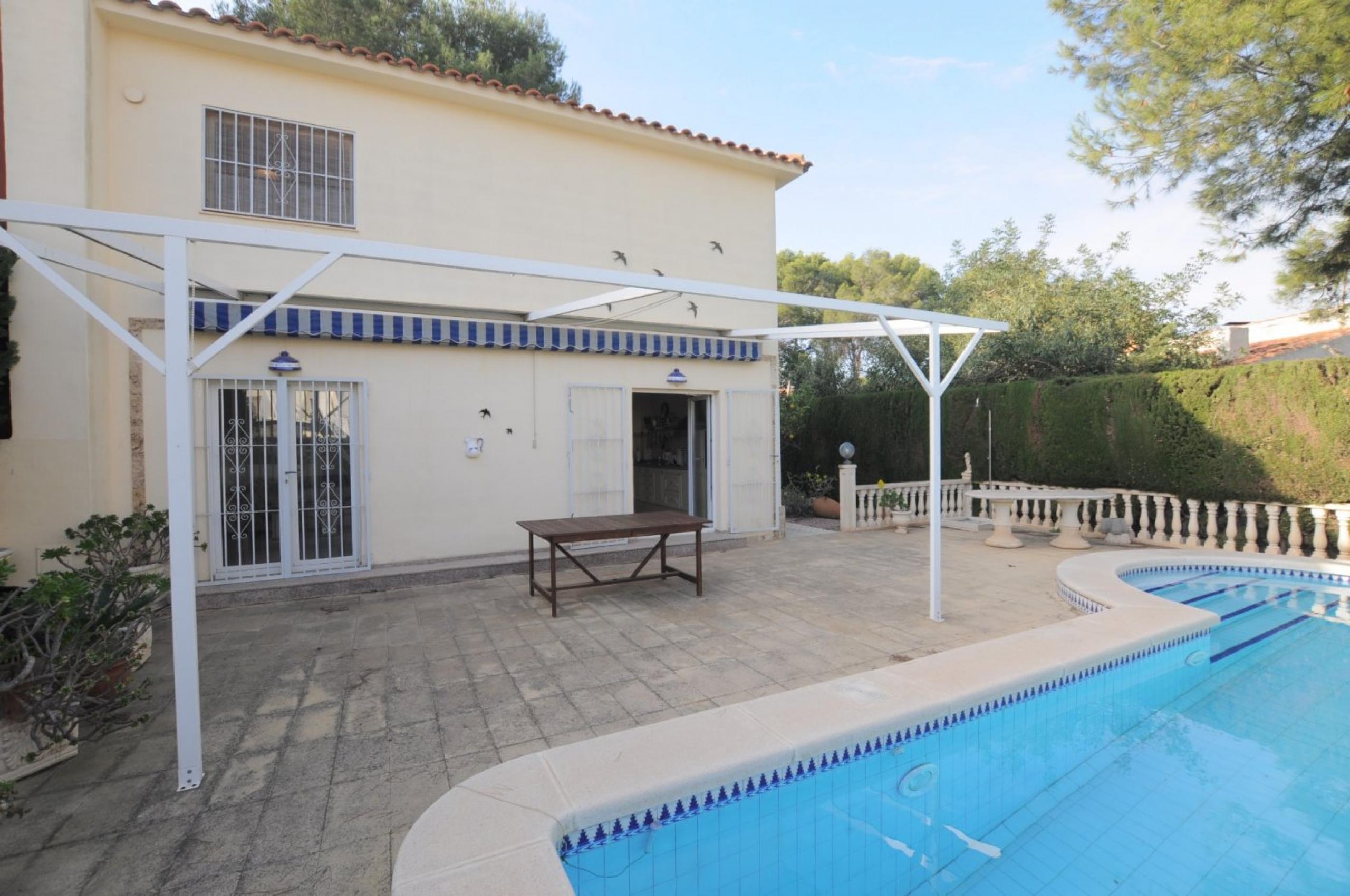 Villa jumelée avec propre piscine sur les balcons de Torrevieja