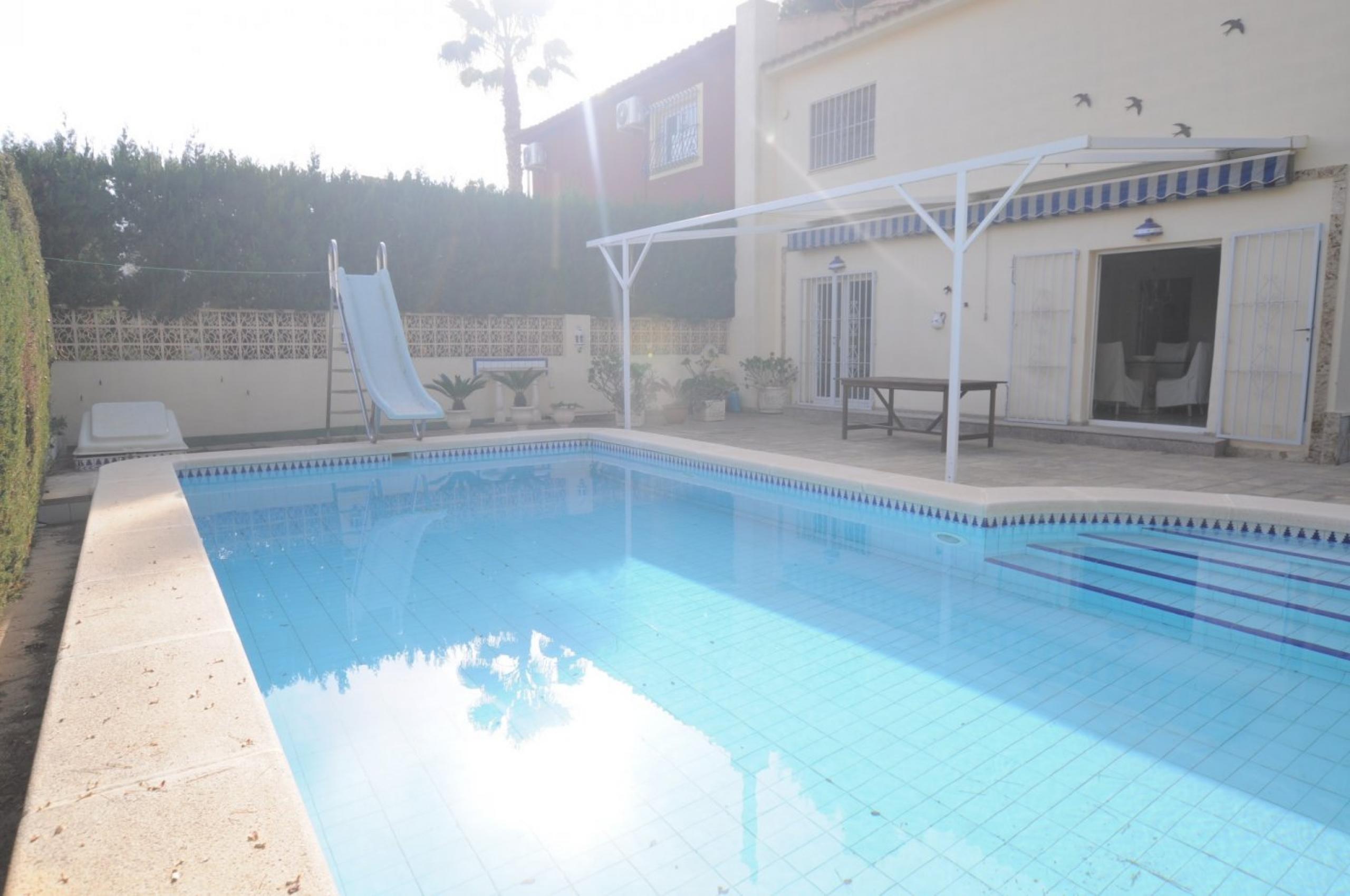 Villa jumelée avec propre piscine sur les balcons de Torrevieja