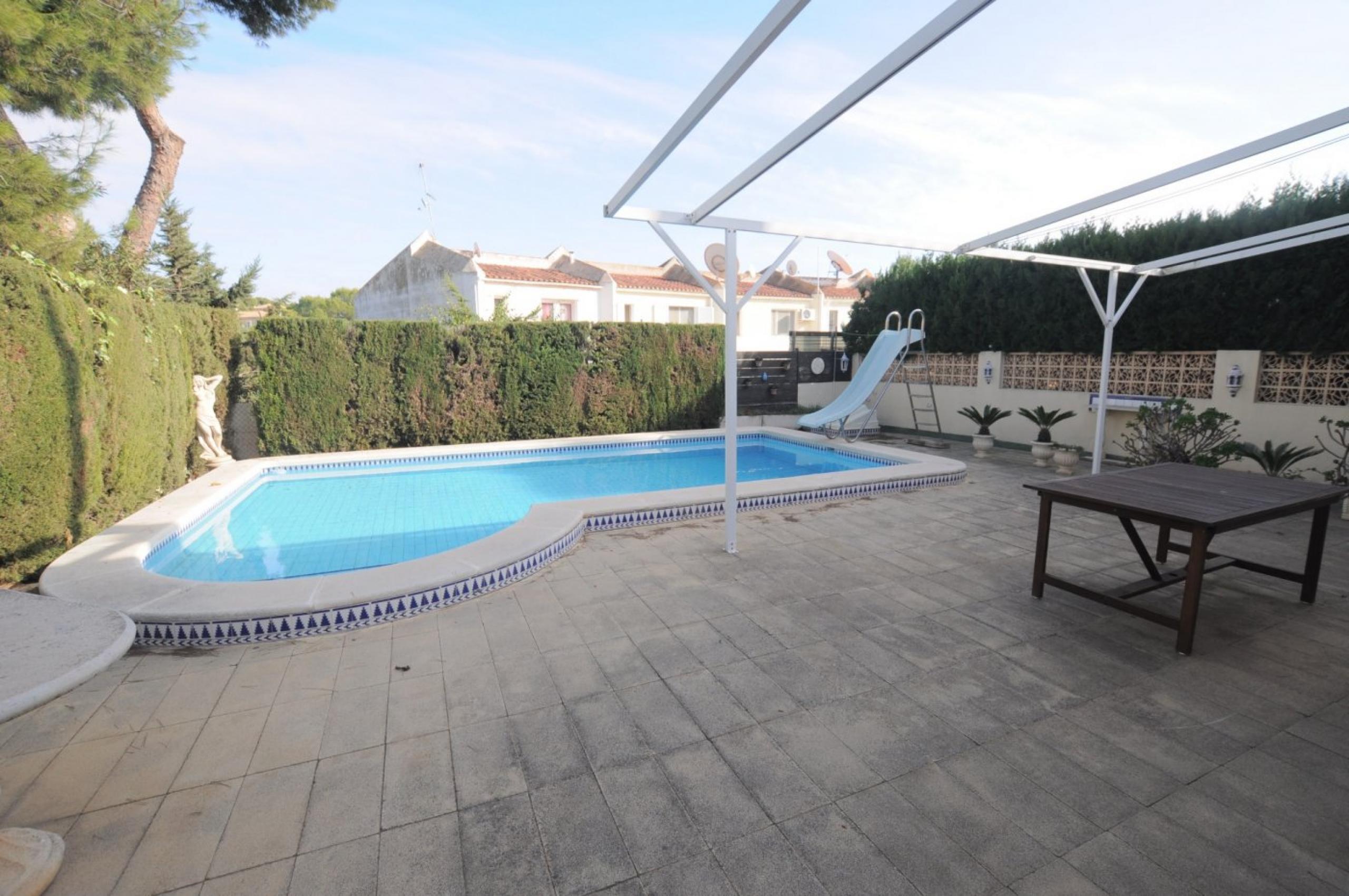 Villa jumelée avec propre piscine sur les balcons de Torrevieja