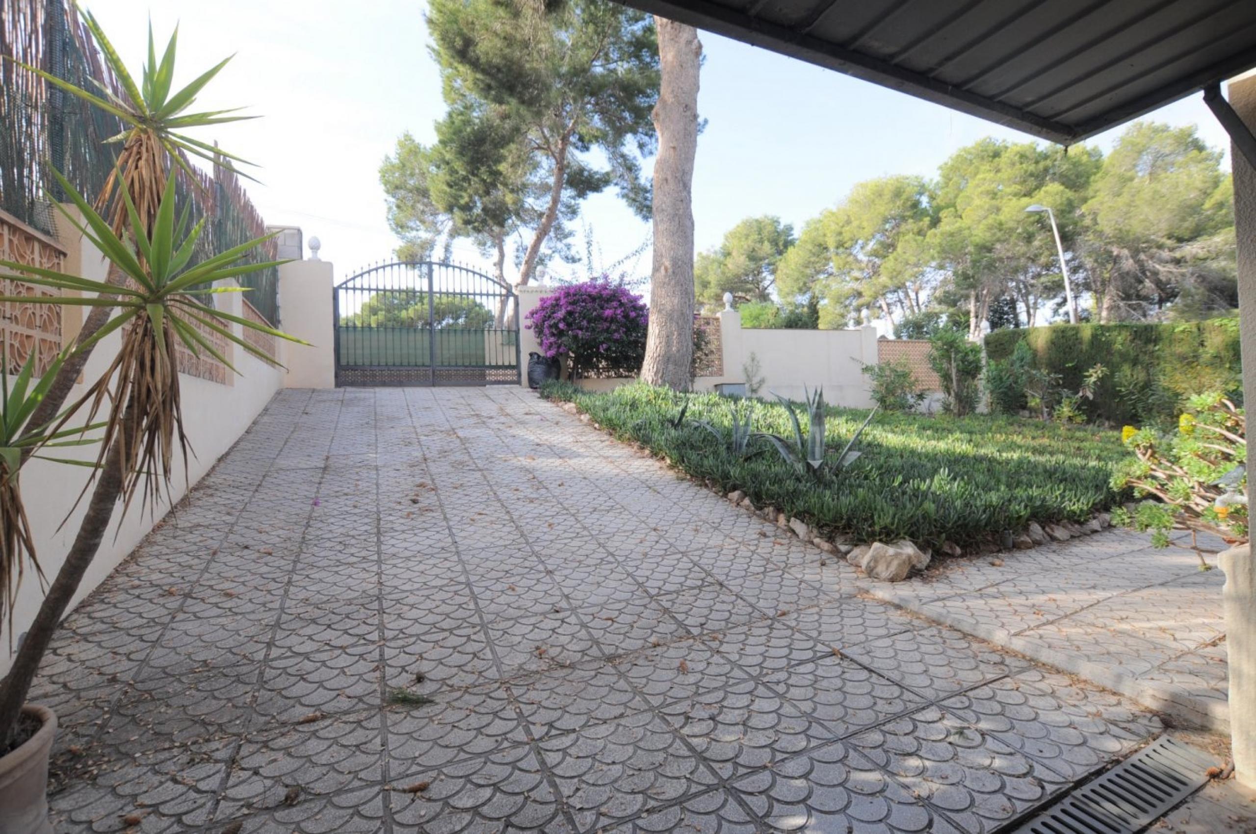 Villa jumelée avec propre piscine sur les balcons de Torrevieja