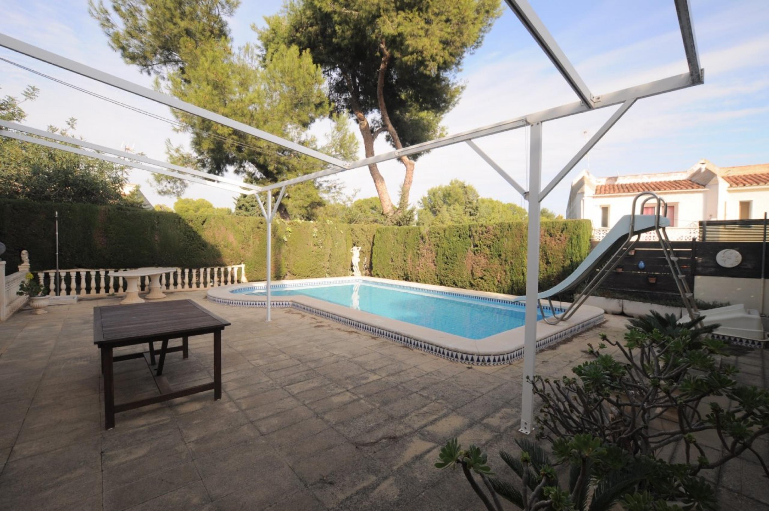 Villa jumelée avec propre piscine sur les balcons de Torrevieja