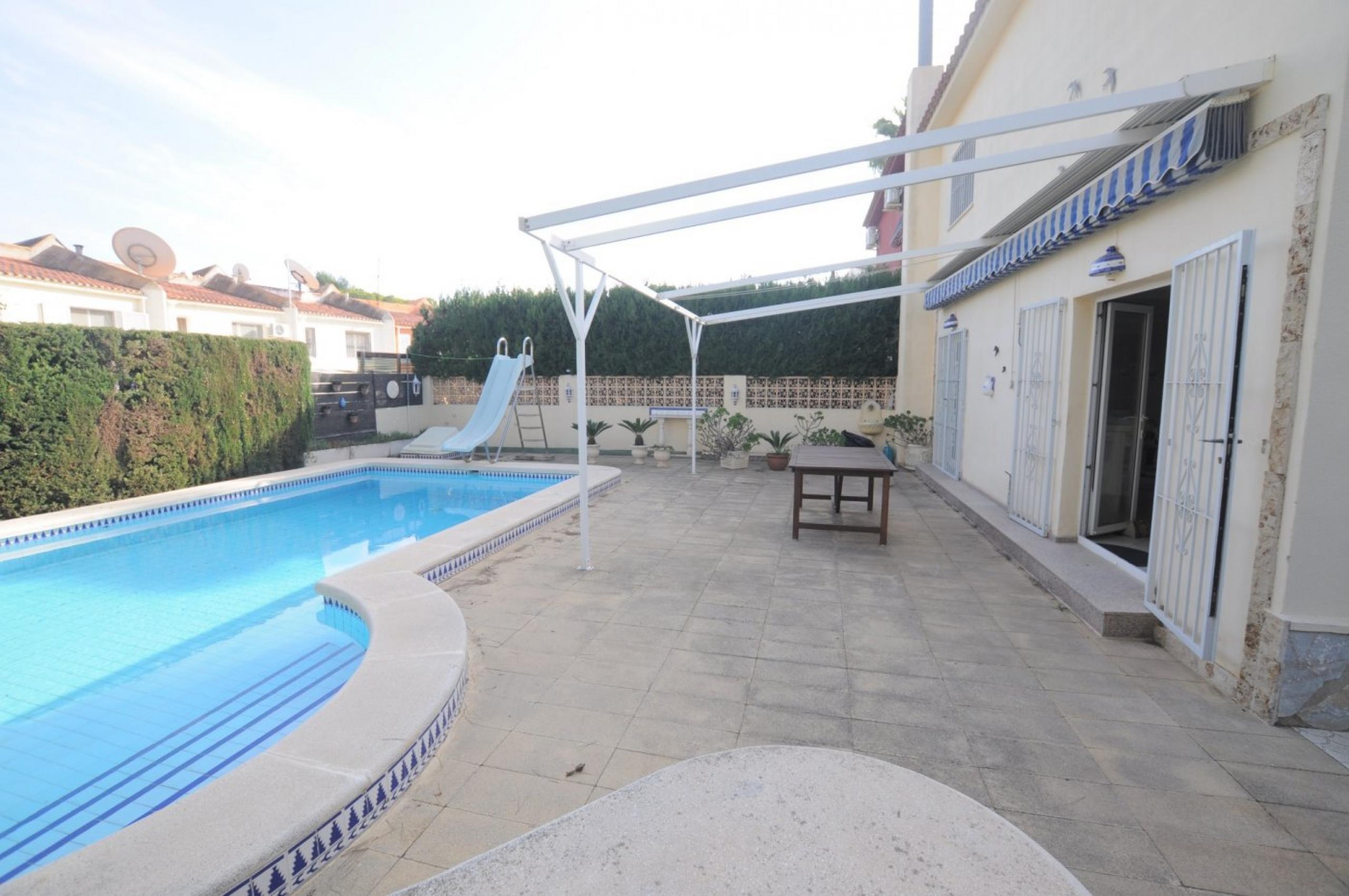 Villa jumelée avec propre piscine sur les balcons de Torrevieja