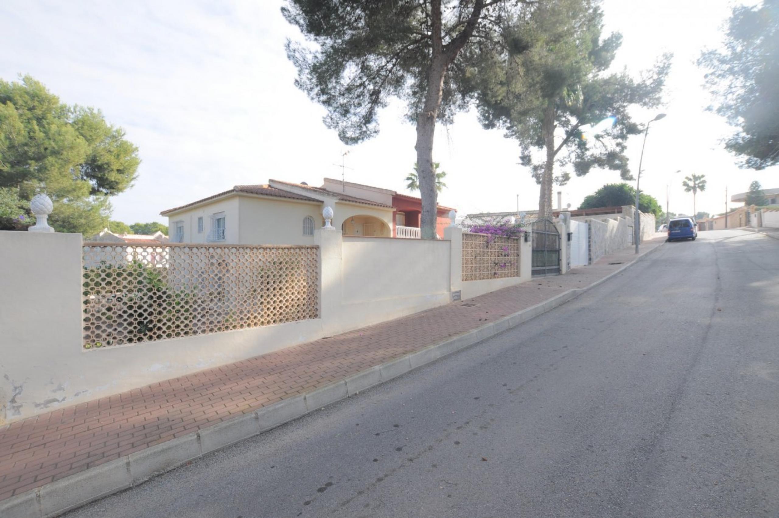 Villa jumelée avec propre piscine sur les balcons de Torrevieja