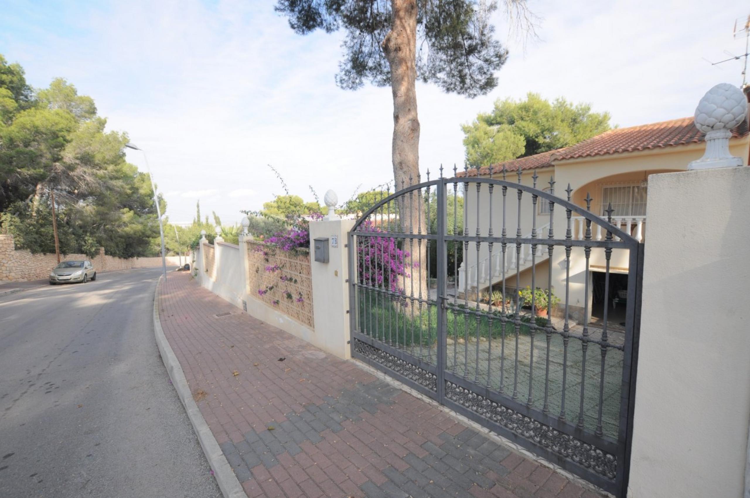 Villa jumelée avec propre piscine sur les balcons de Torrevieja