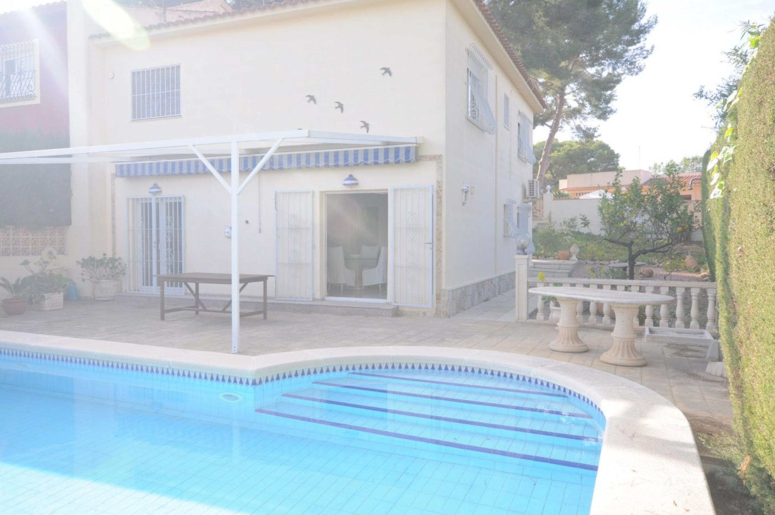 Villa jumelée avec propre piscine sur les balcons de Torrevieja