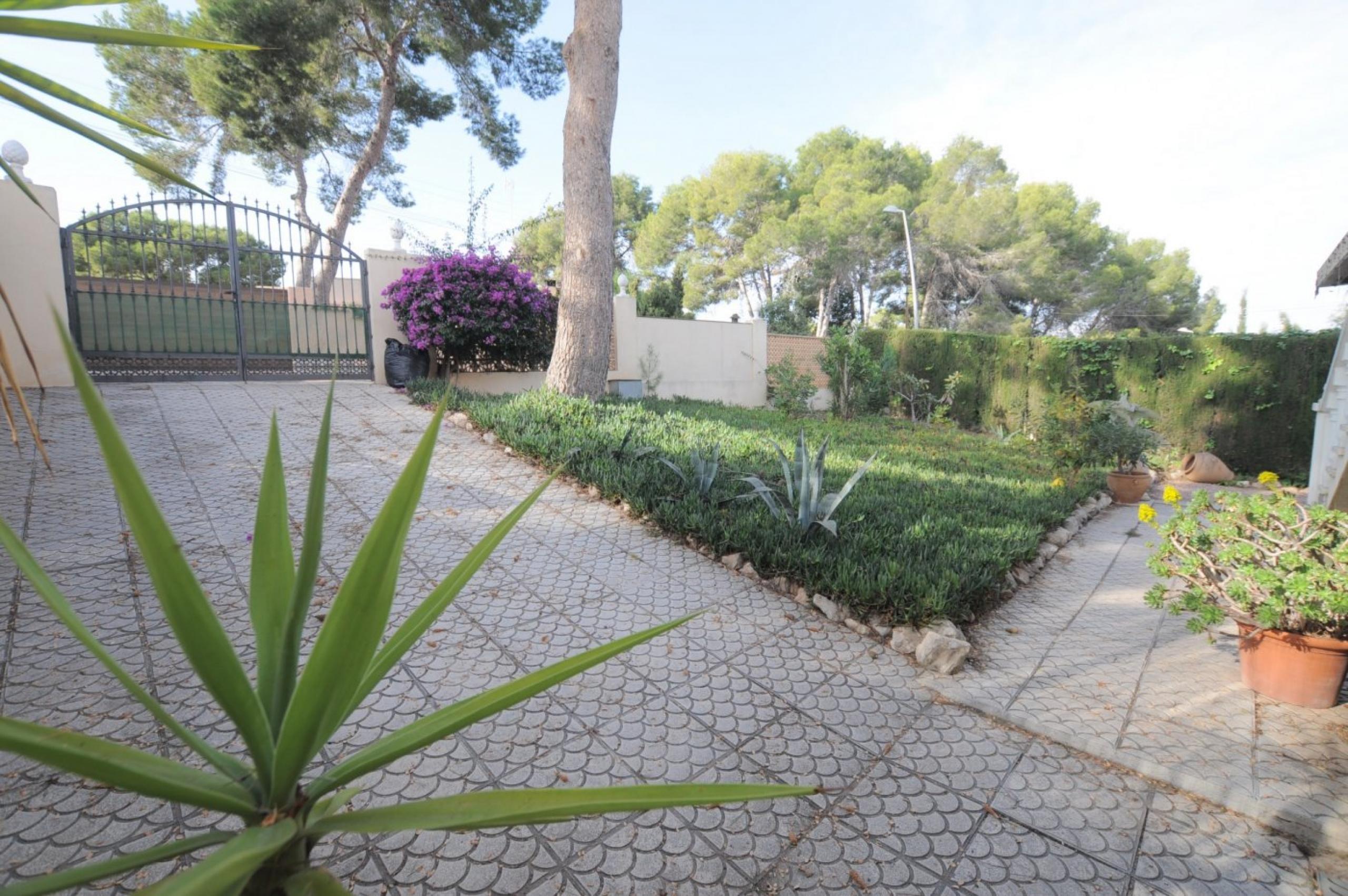 Villa jumelée avec propre piscine sur les balcons de Torrevieja