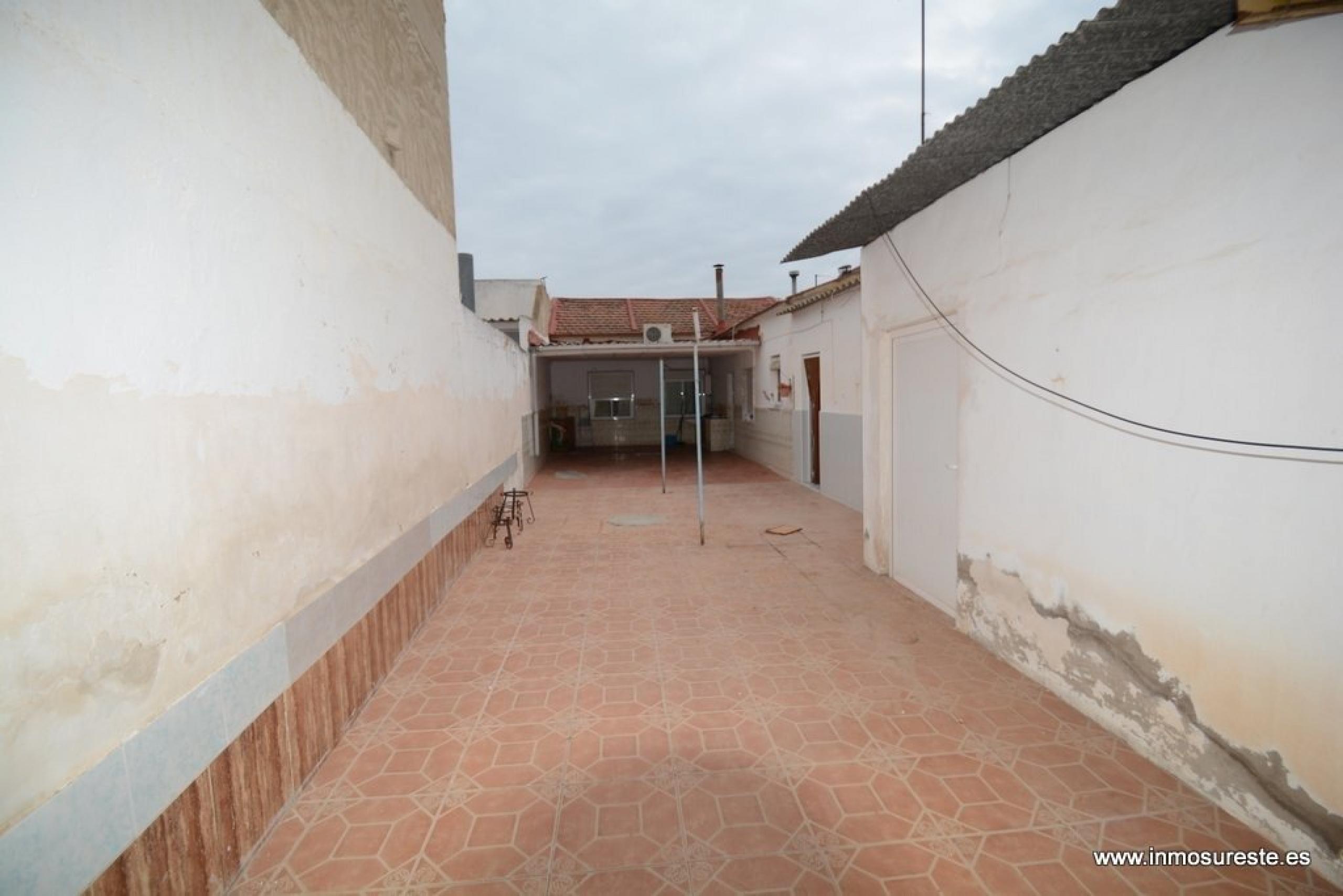 Maison au rez-de-chaussée avec terrasse et garage à Redovan, AVDA Zone d'Orihuela. 3 chambres.