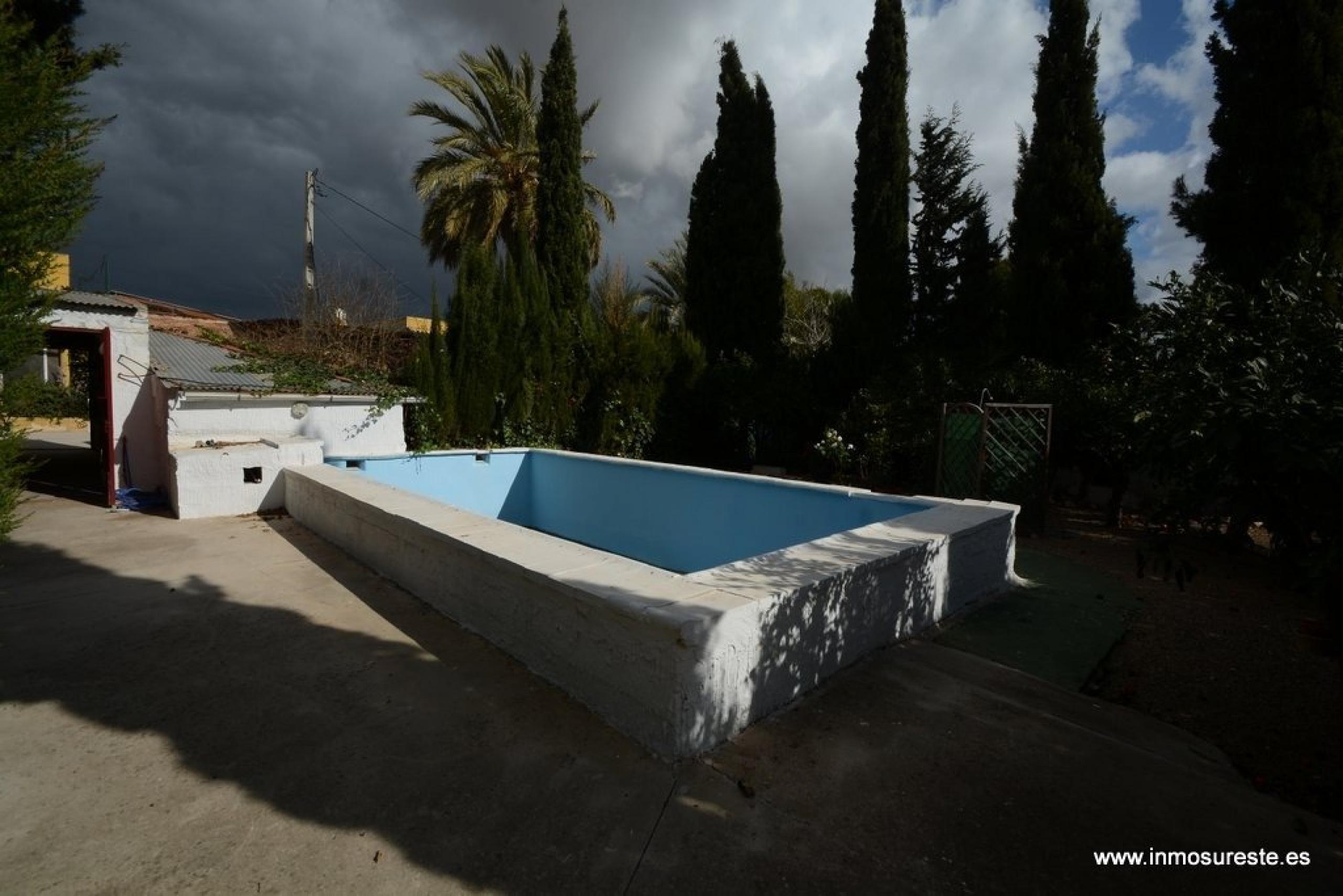 Vente de maison avec terre dans la région de Cox d'El Campo. Jardin de 600 m2. Avec une grande piscine.