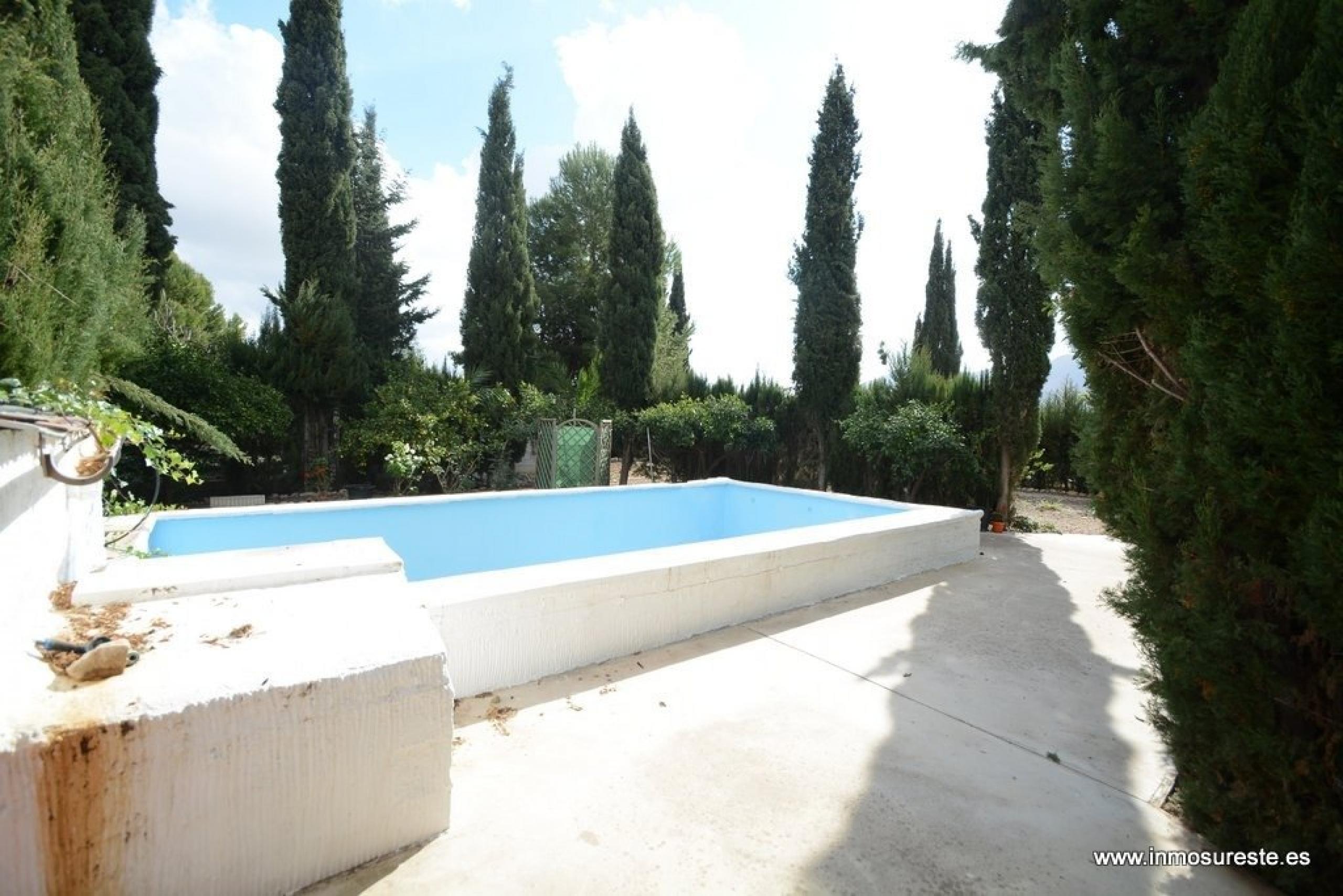 Vente de maison avec terre dans la région de Cox d'El Campo. Jardin de 600 m2. Avec une grande piscine.