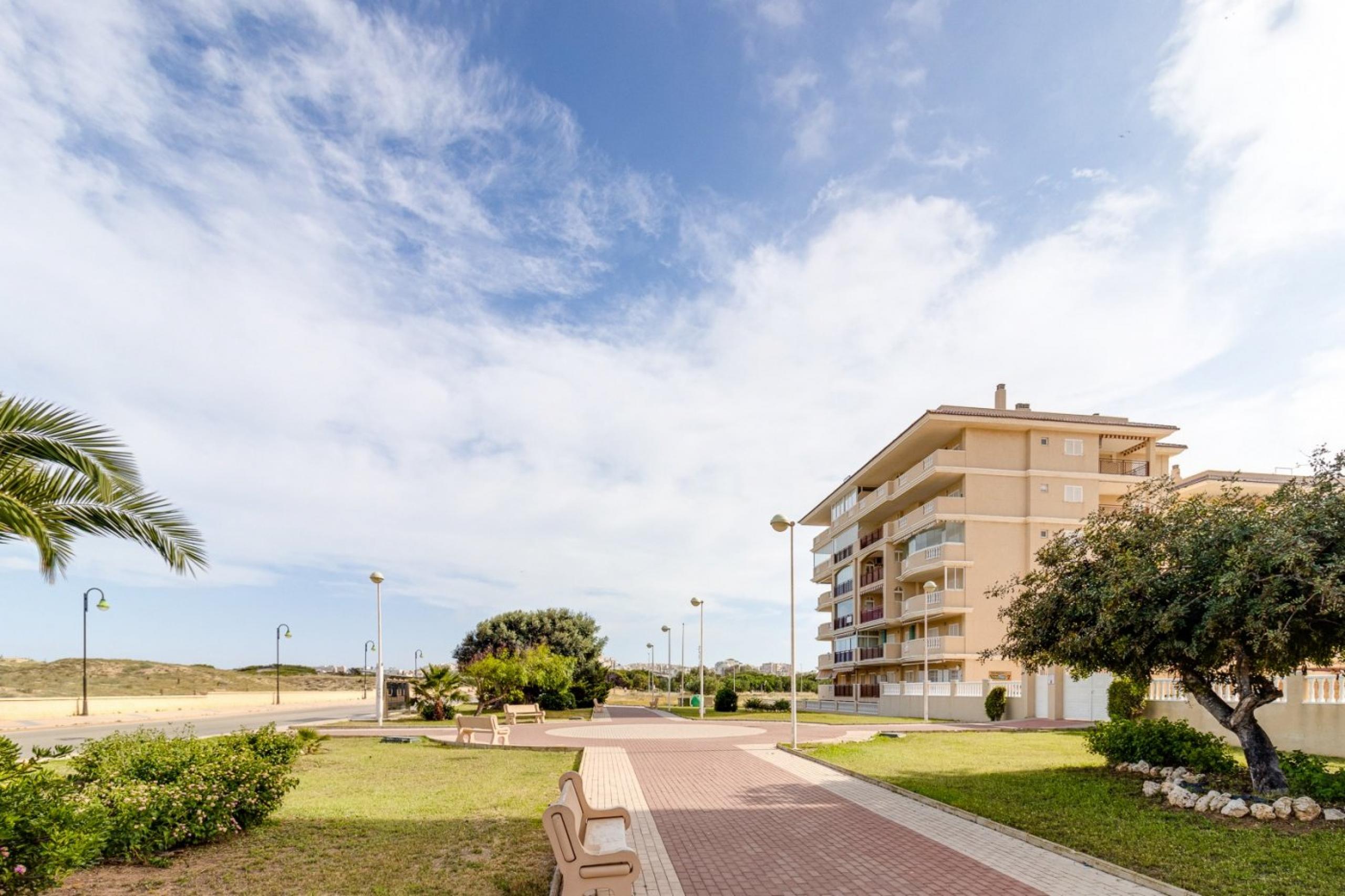 Appartement de luxe 1 chambre + garage. Résidentiel sur la première ligne de la plage de La Mata